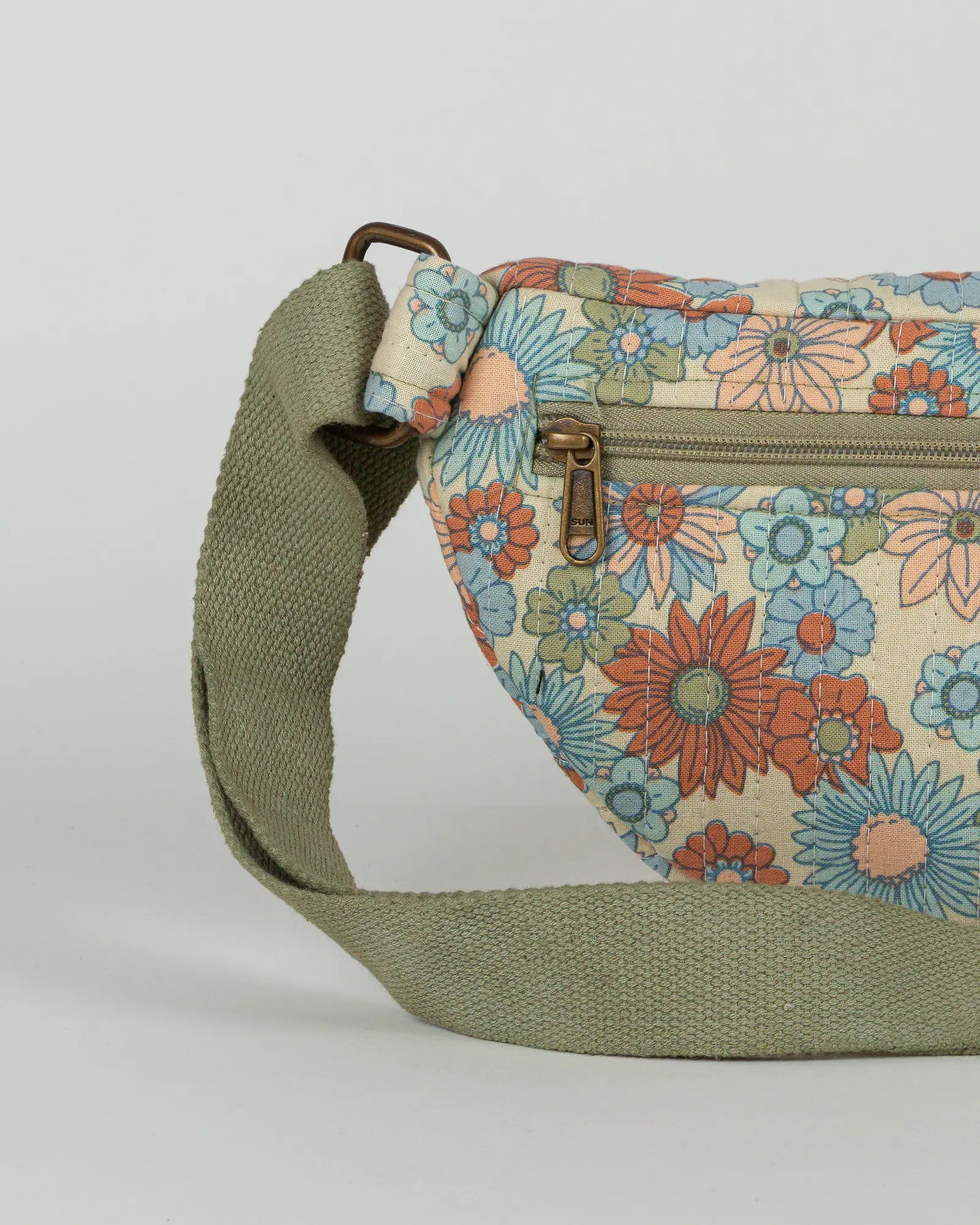 Sac banane matelassé Bokabas, imprimé Rétro liberty vert, bleu et orange, zoom sur la matière