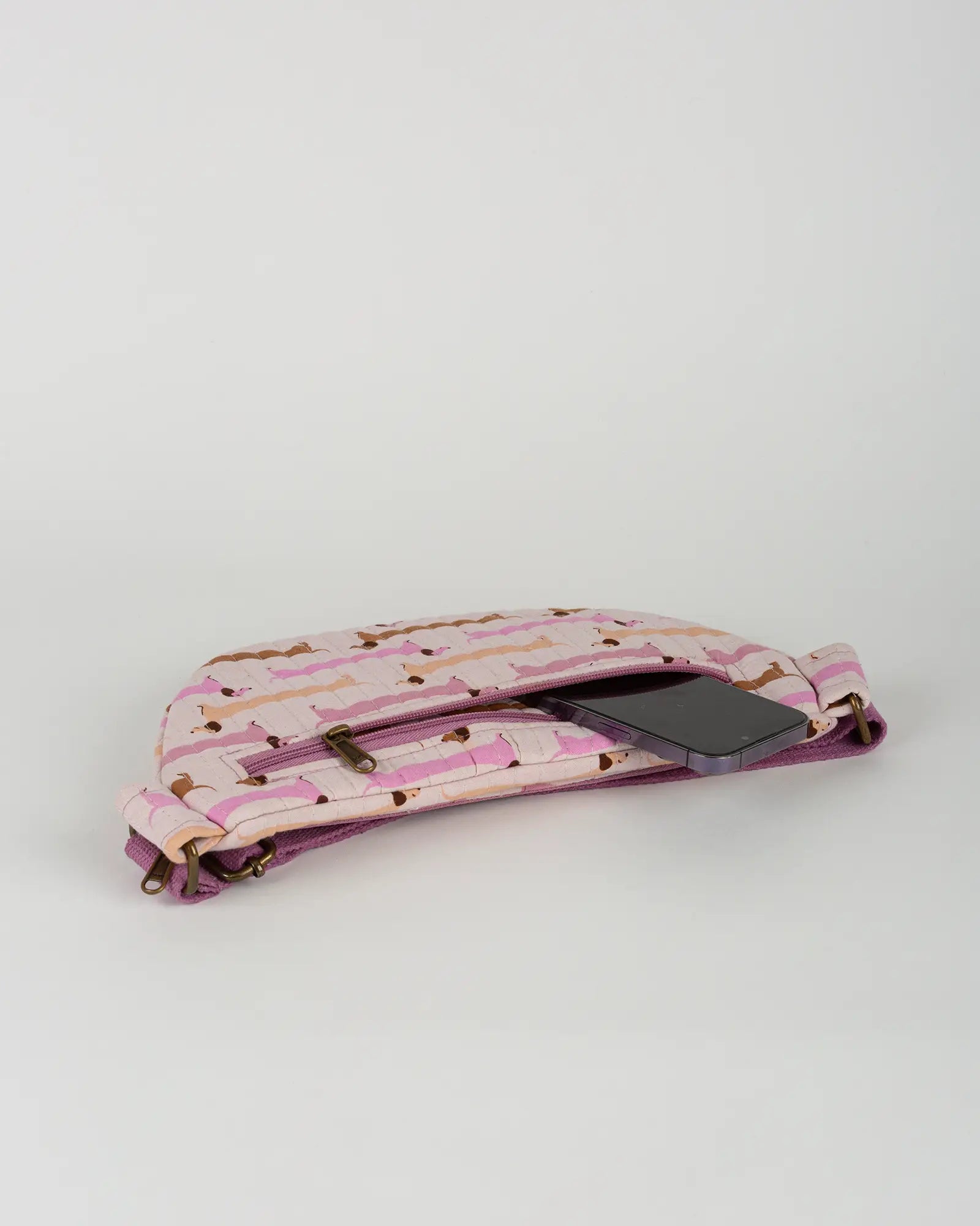 Sac banane matelassé Bokabas, imprimé Saucisse chien teckel rose et violet, vue de dessus