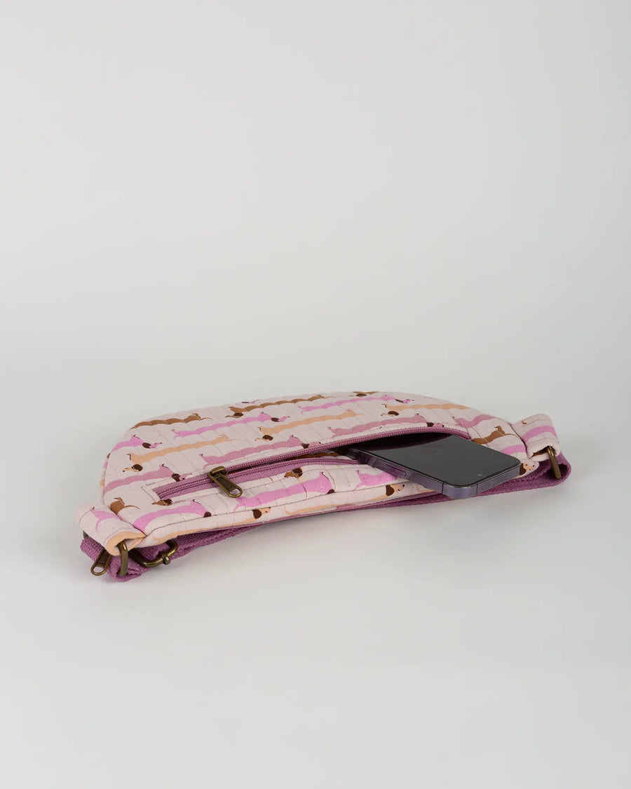 Sac banane matelassé Bokabas, imprimé Saucisse chien teckel rose et violet, vue de dessus