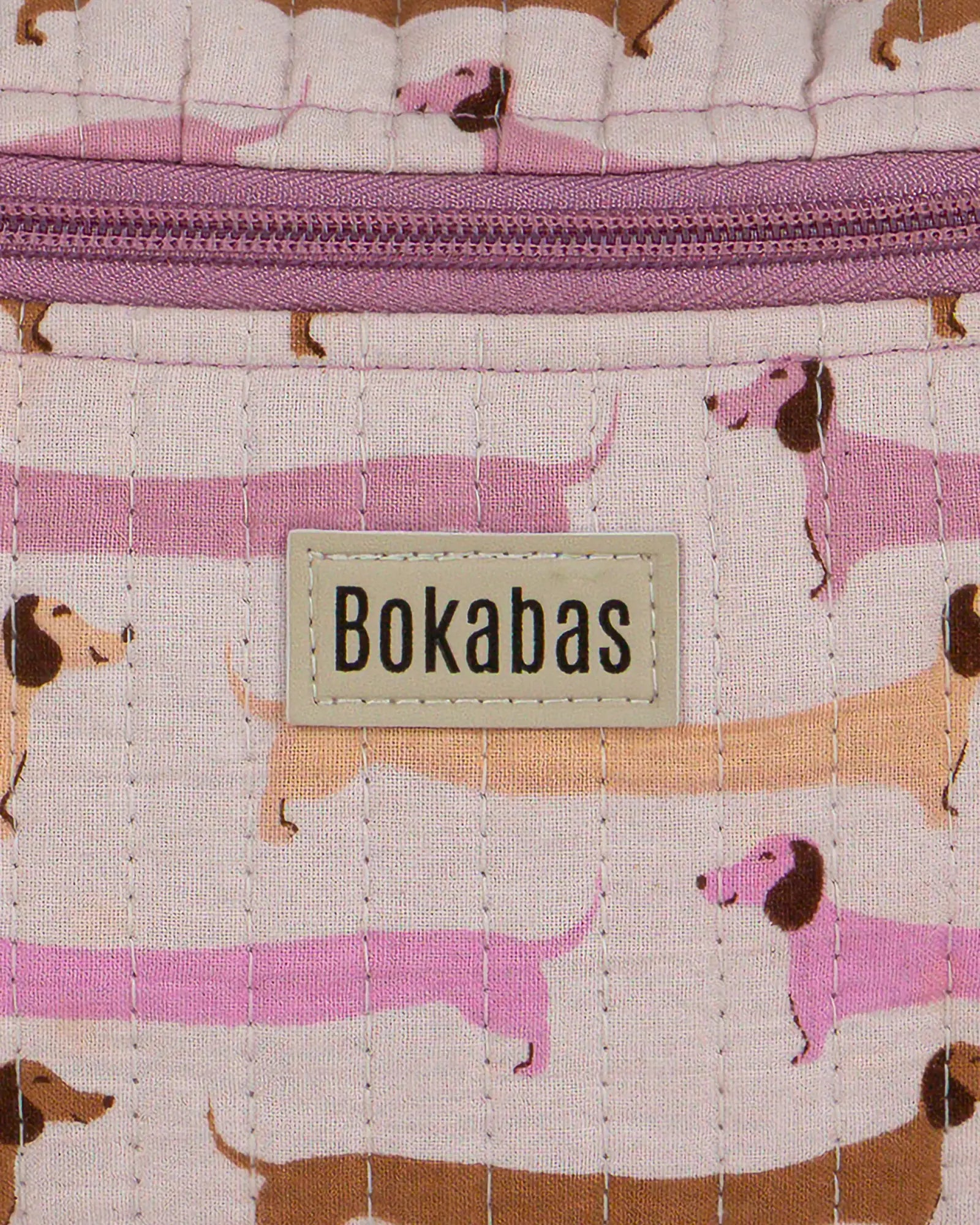 Sac banane matelassé Bokabas, imprimé Saucisse chien teckel rose et violet, zoom sur la matière