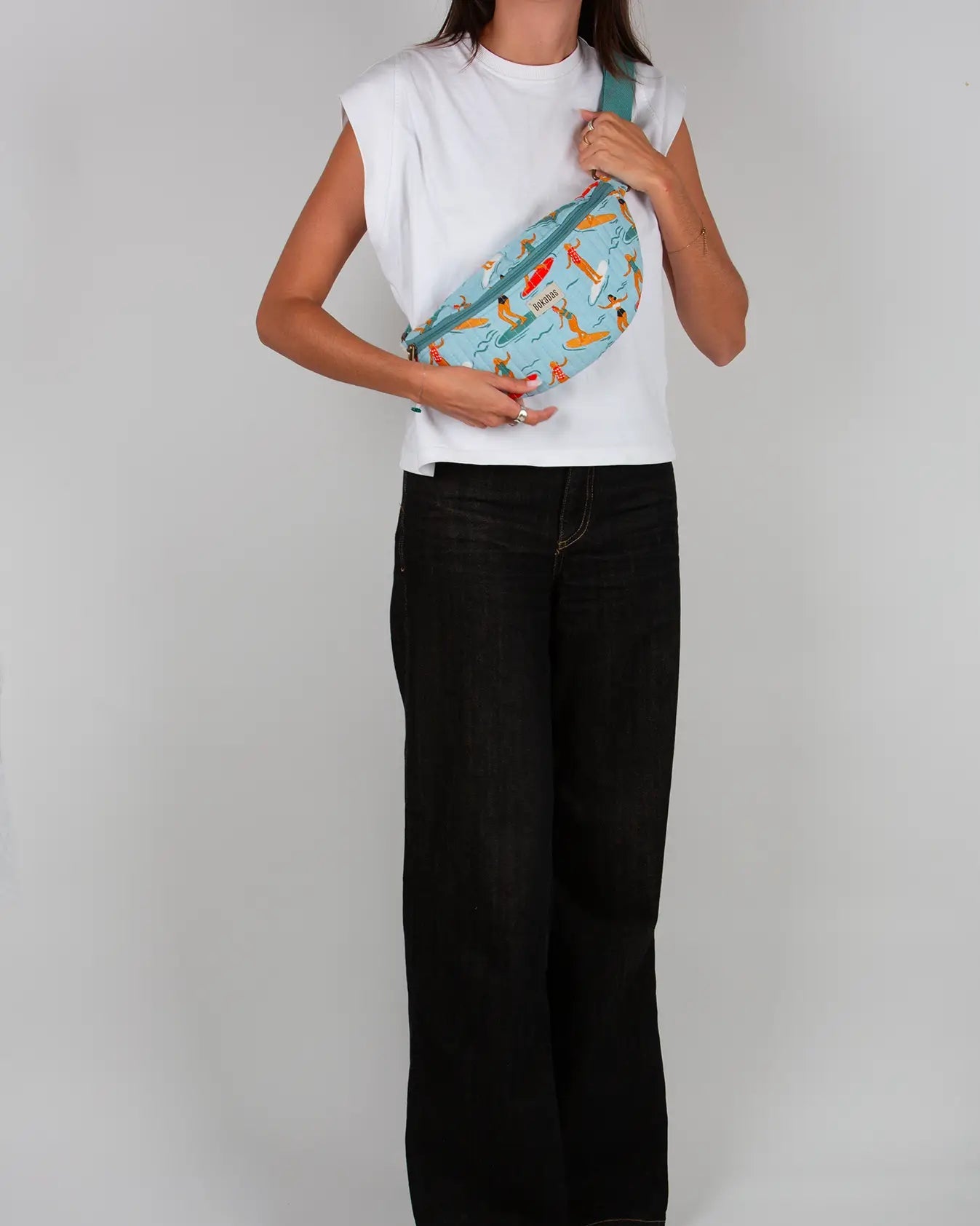 Sac banane matelassé Bokabas, imprimé Surf bleu, porté