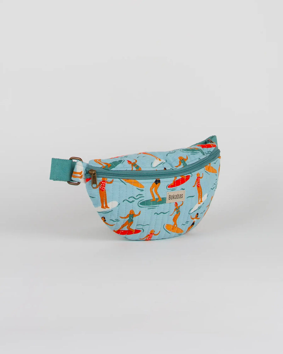 Sac banane matelassé Bokabas, imprimé Surf bleu, vue de trois-quarts