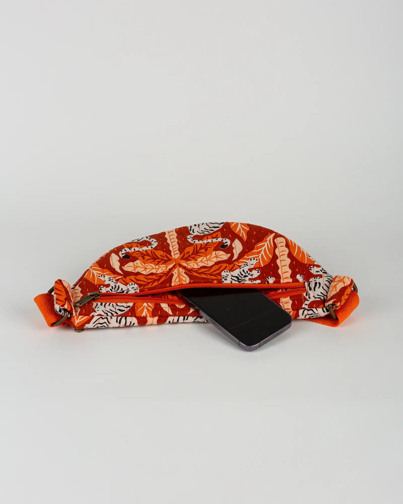 Sac banane matelassé Bokabas, imprimé Tropique palmier et guépard orange, vue de dessus