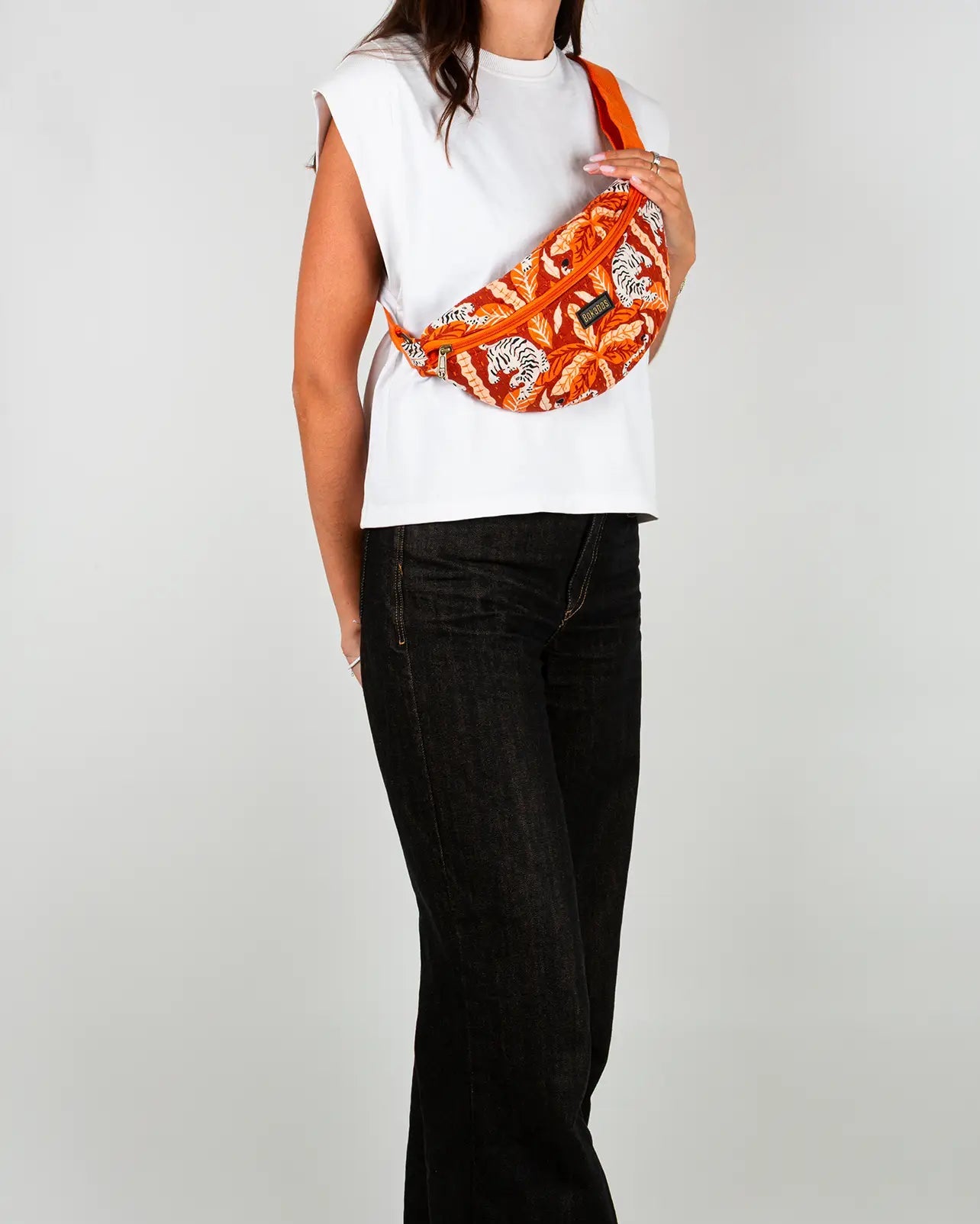 Sac banane matelassé Bokabas, imprimé Tropique palmier et guépard orange, porté
