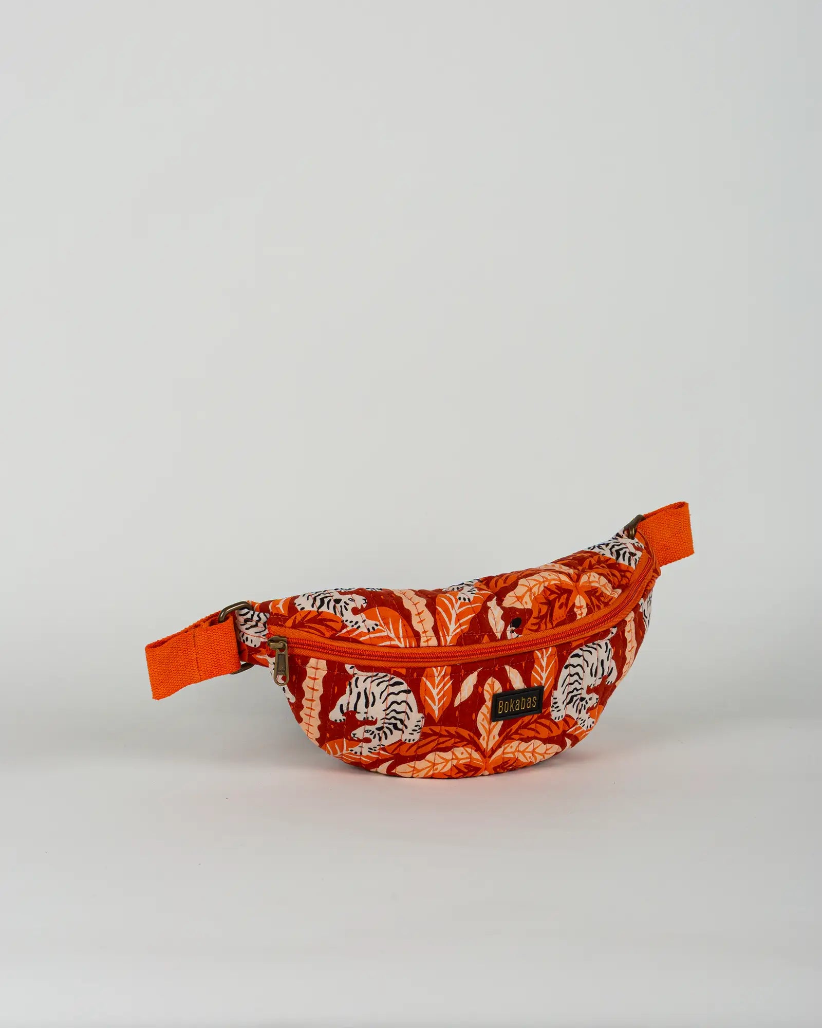 Sac banane matelassé Bokabas, imprimé Tropique palmier et guépard orange, vue de trois-quarts