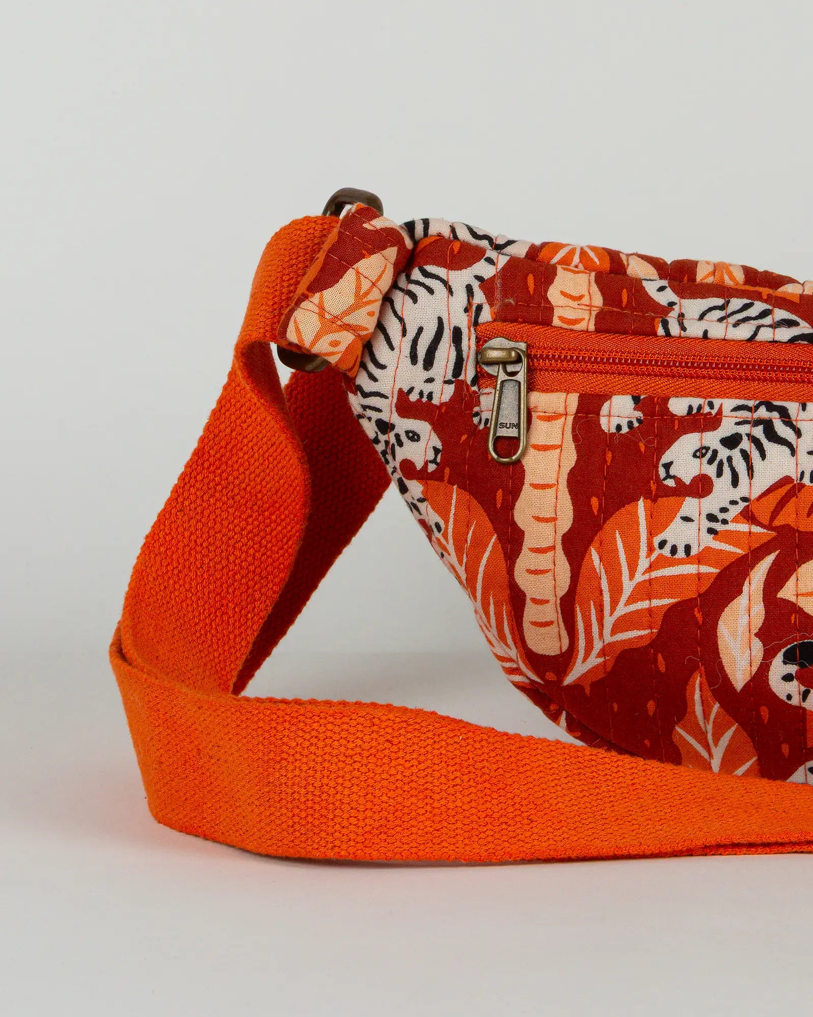 Sac banane matelassé Bokabas, imprimé Tropique palmier et guépard orange, zoom sur la matière
