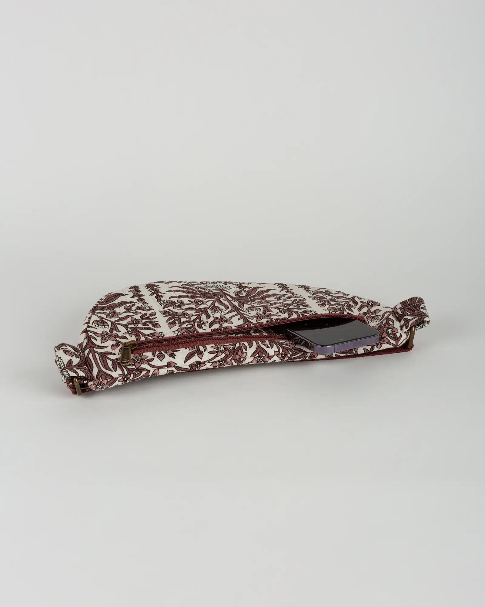 Sac banane matelassé Bokabas, imprimé Vale fleuri marron et blanc, vue de dessus