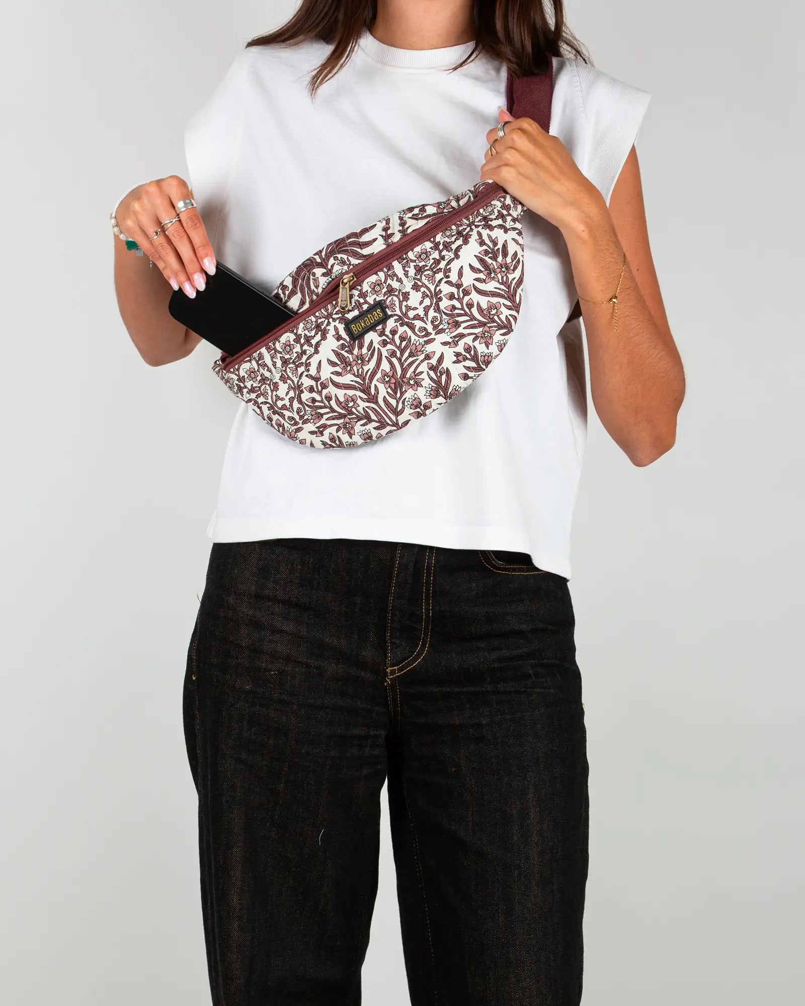 Sac banane matelassé Bokabas, imprimé Vale fleuri marron et blanc, porté