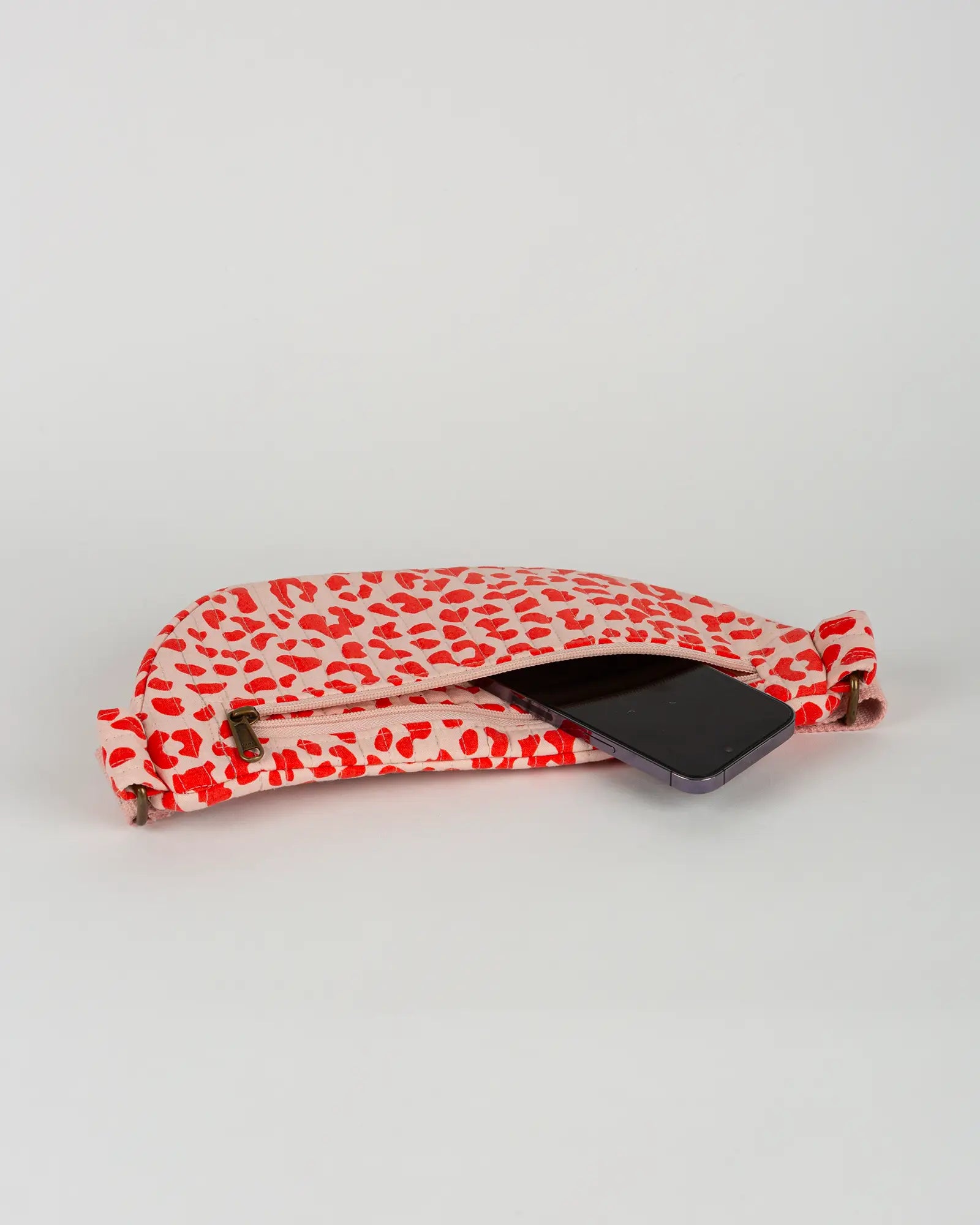 Sac banane matelassé Bokabas, imprimé Valentine léopard rouge et rose, vue de dessus