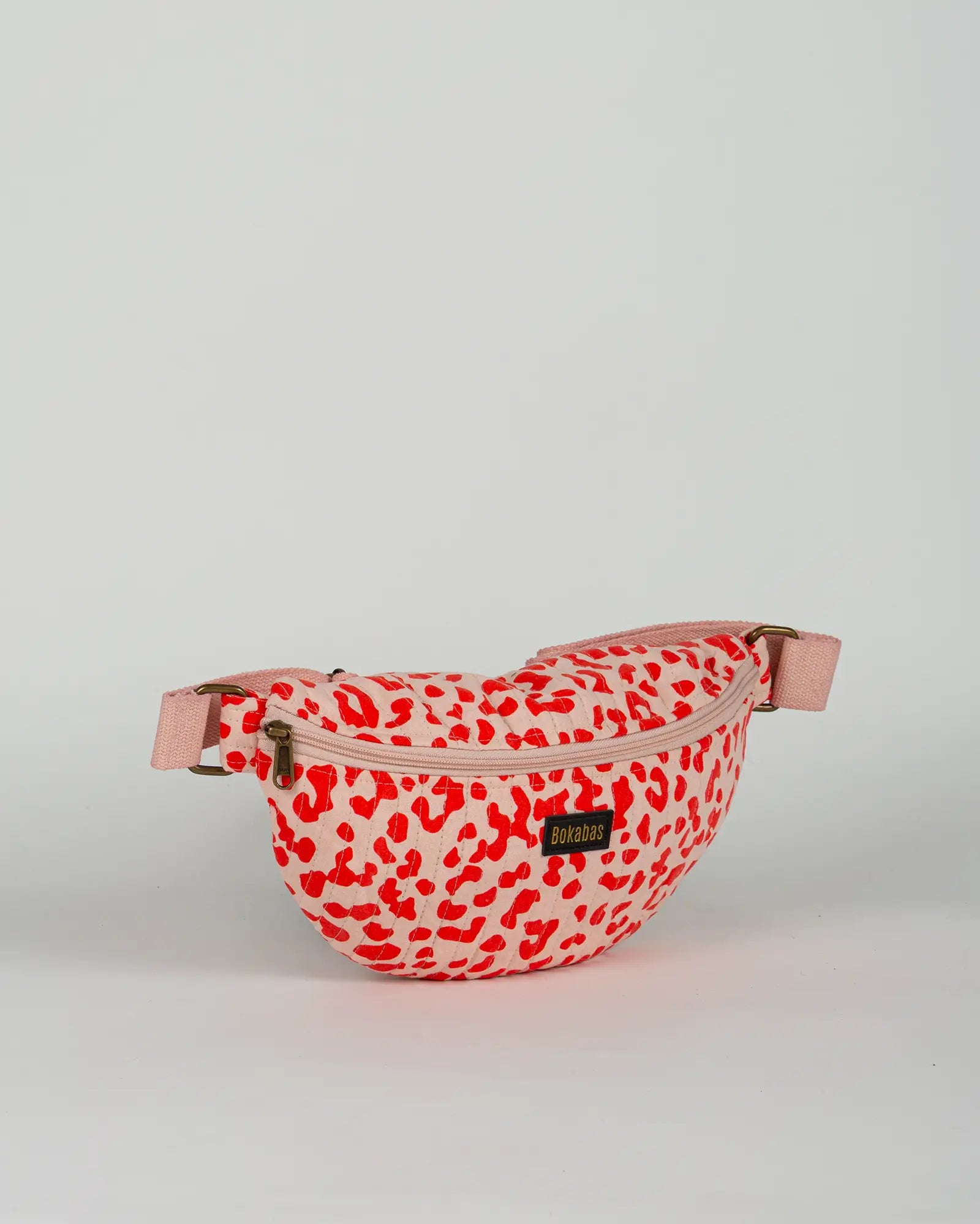 Sac banane matelassé Bokabas, imprimé Valentine léopard rouge et rose, vue de trois-quarts