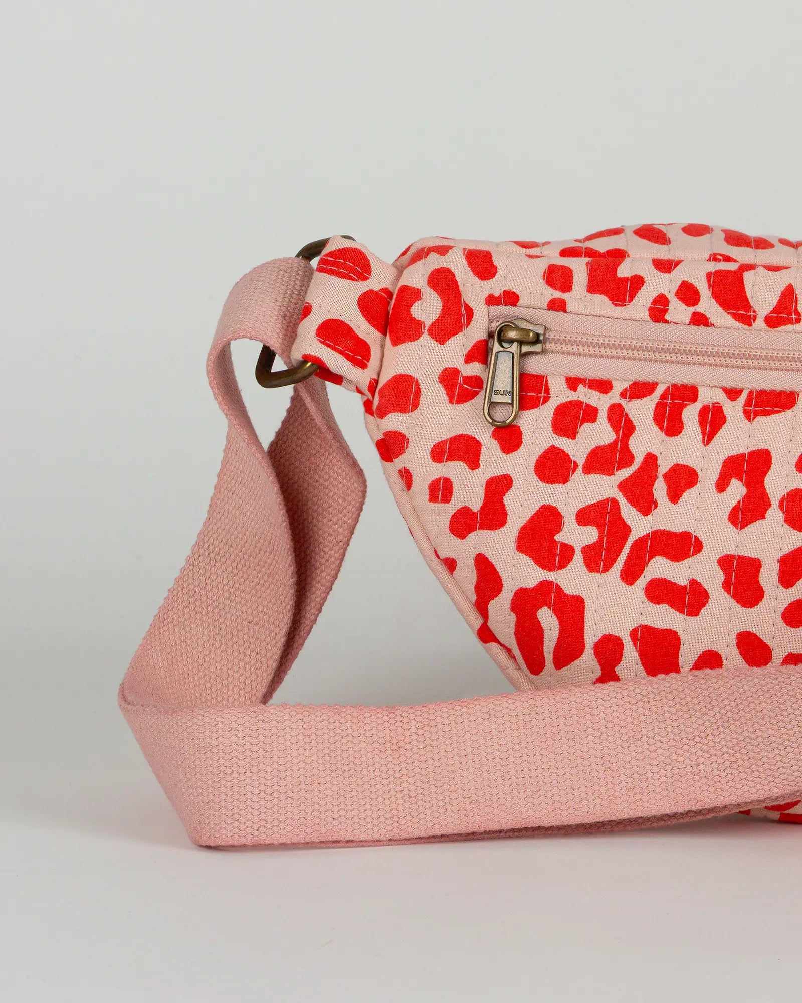 Sac banane matelassé Bokabas, imprimé Valentine léopard rouge et rose, zoom sur la matière