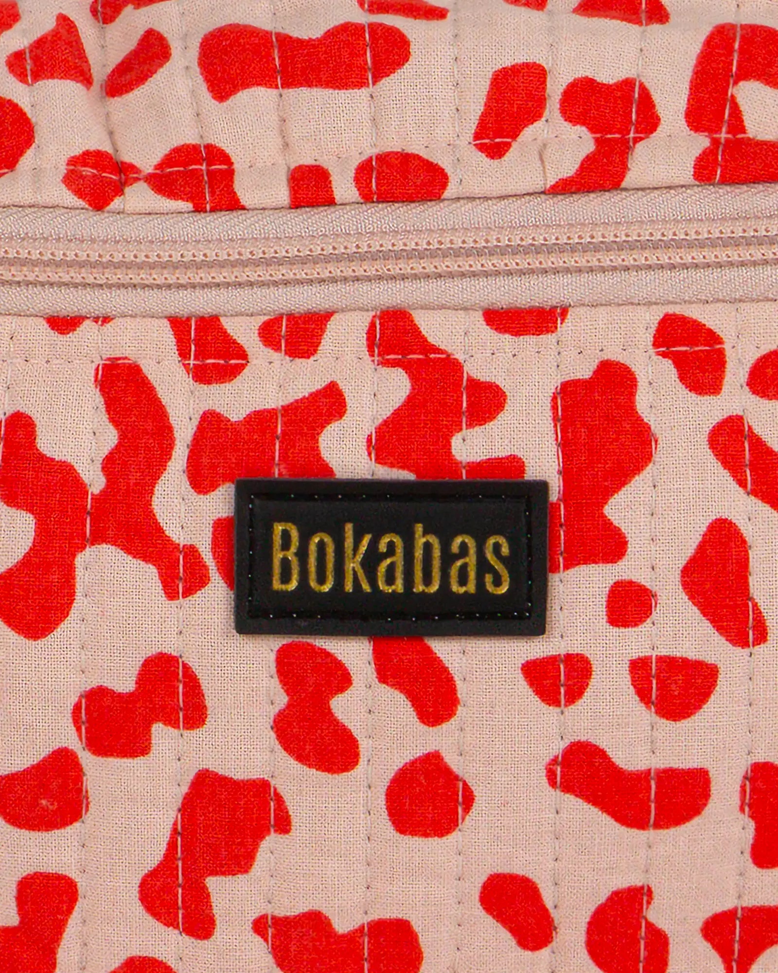 Sac banane matelassé Bokabas, imprimé Valentine léopard rouge et rose, zoom sur la matière