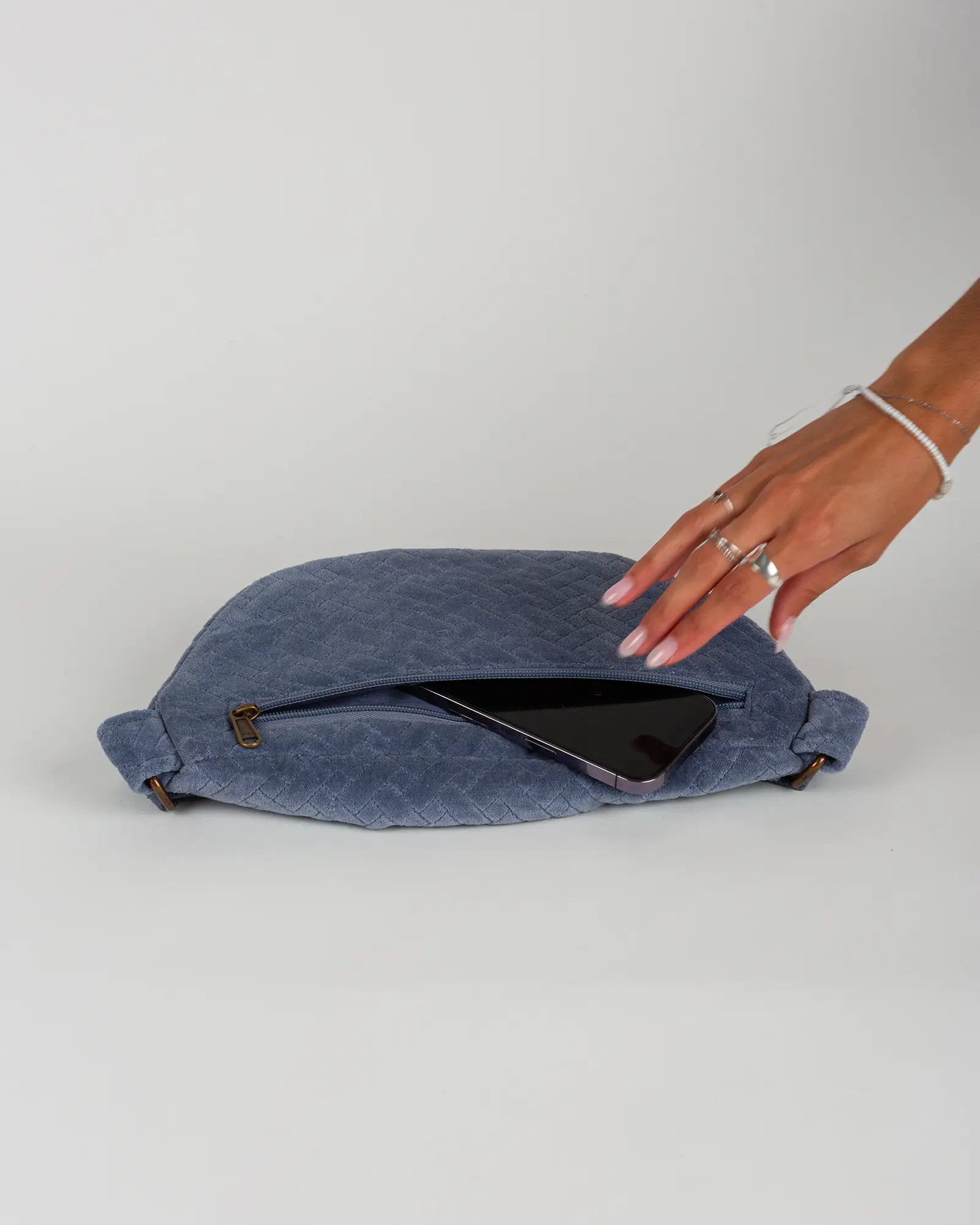 Sac banane velours côtelé Bokabas, bleu ciel, vue de dessus