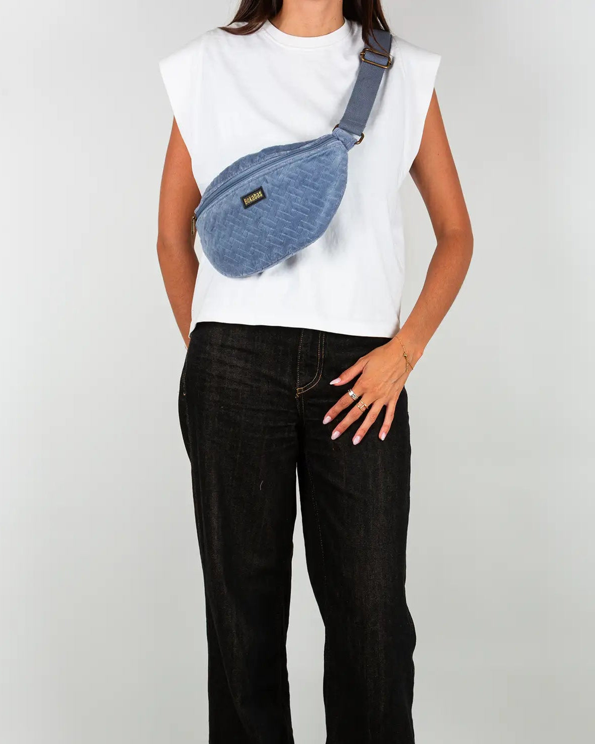 Sac banane velours côtelé Bokabas, bleu ciel, porté