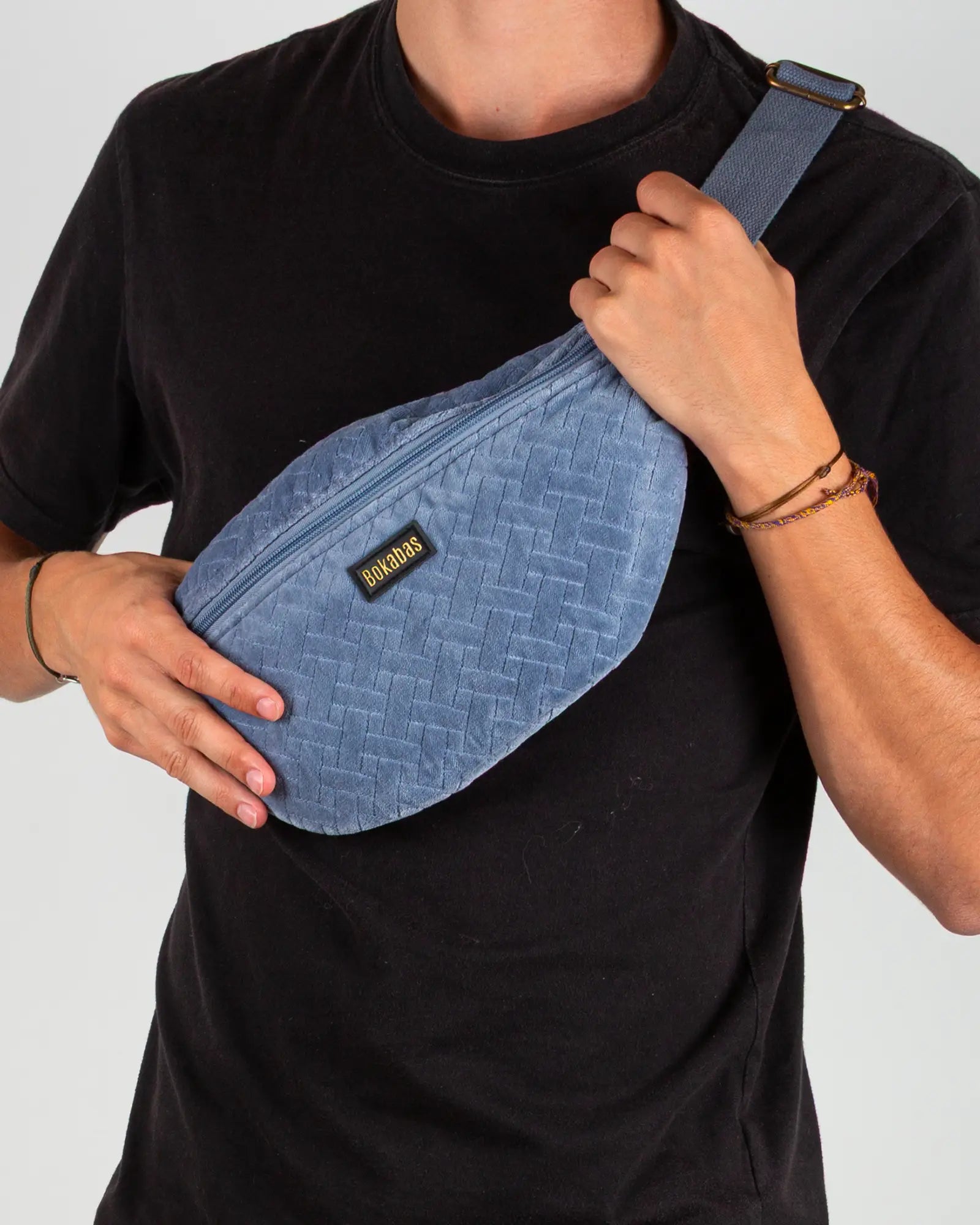 Sac banane velours côtelé Bokabas, bleu ciel, porté