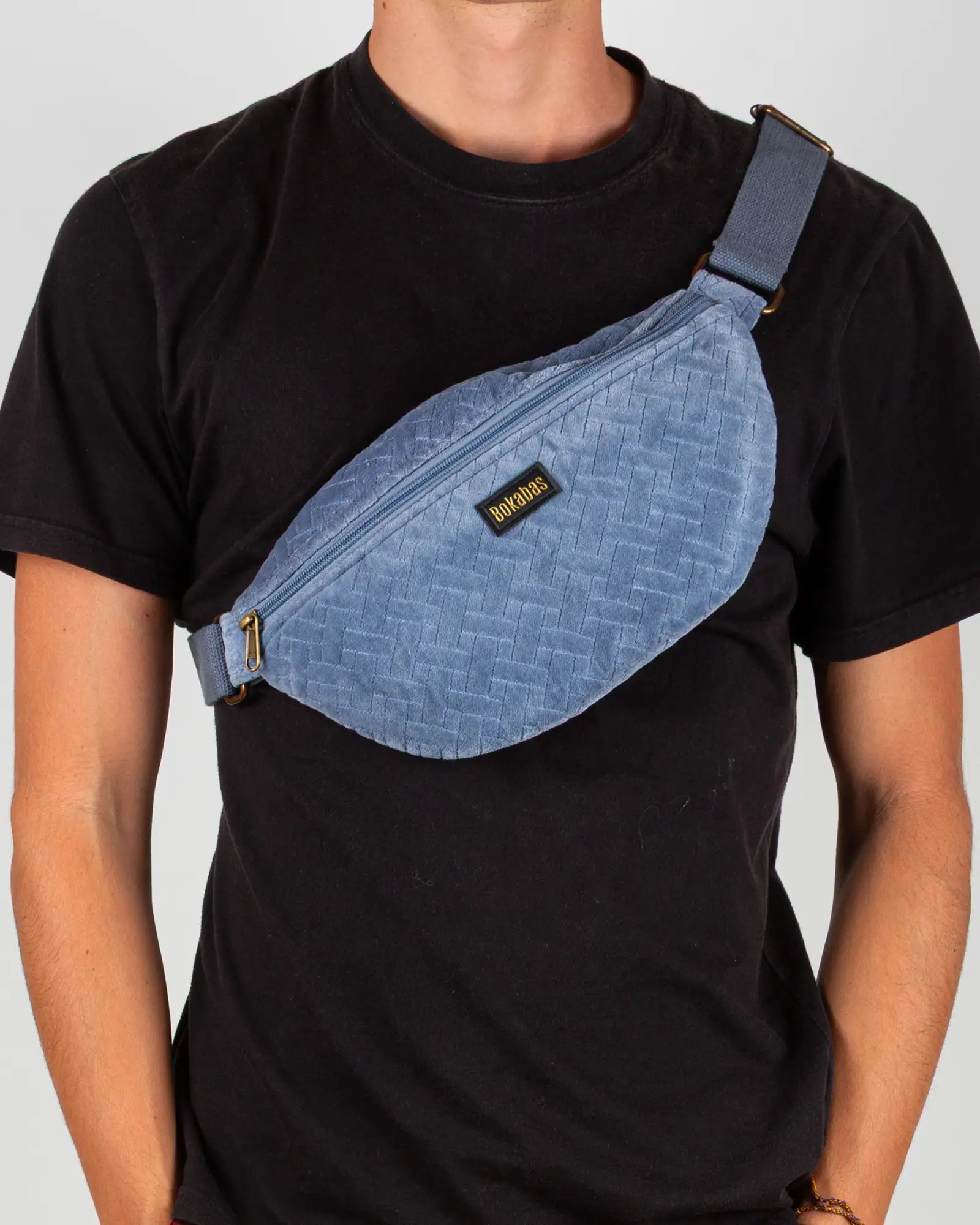 Sac banane velours côtelé Bokabas, bleu ciel, porté