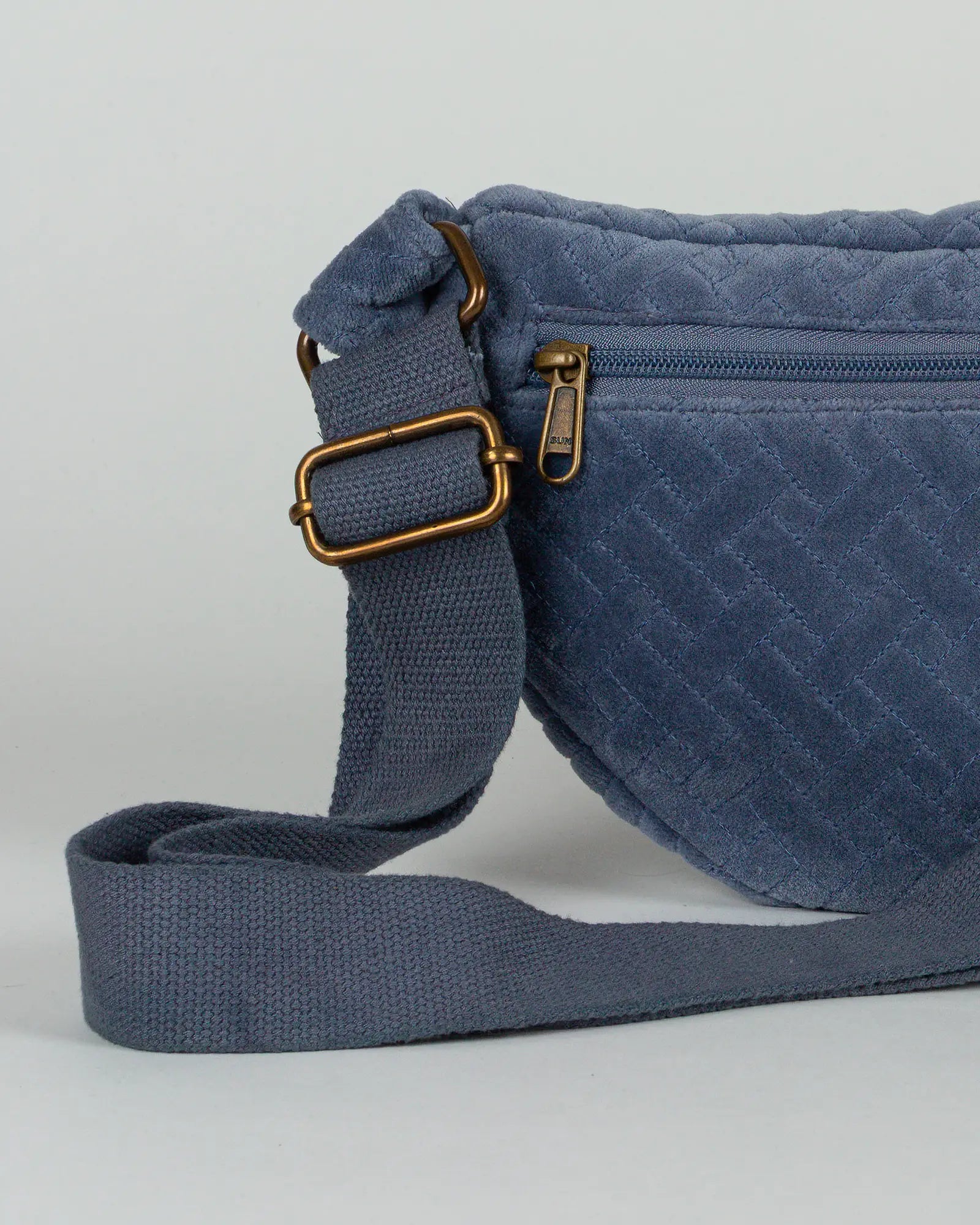 Sac banane velours côtelé Bokabas, bleu ciel, zoom sur la matière