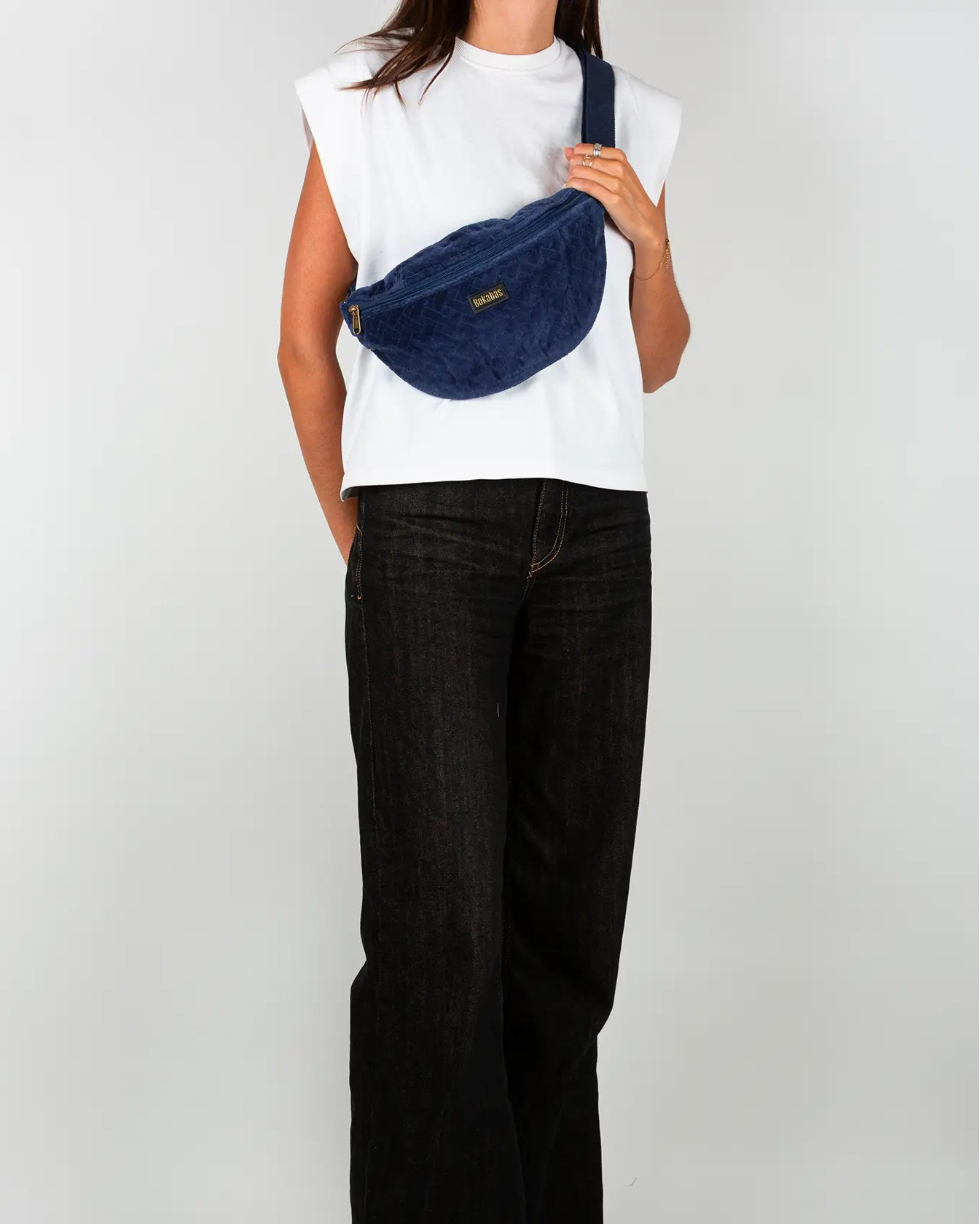 Sac banane velours côtelé Bokabas, bleu marine, porté