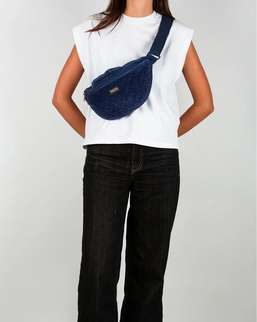 Sac banane velours côtelé Bokabas, bleu marine, porté