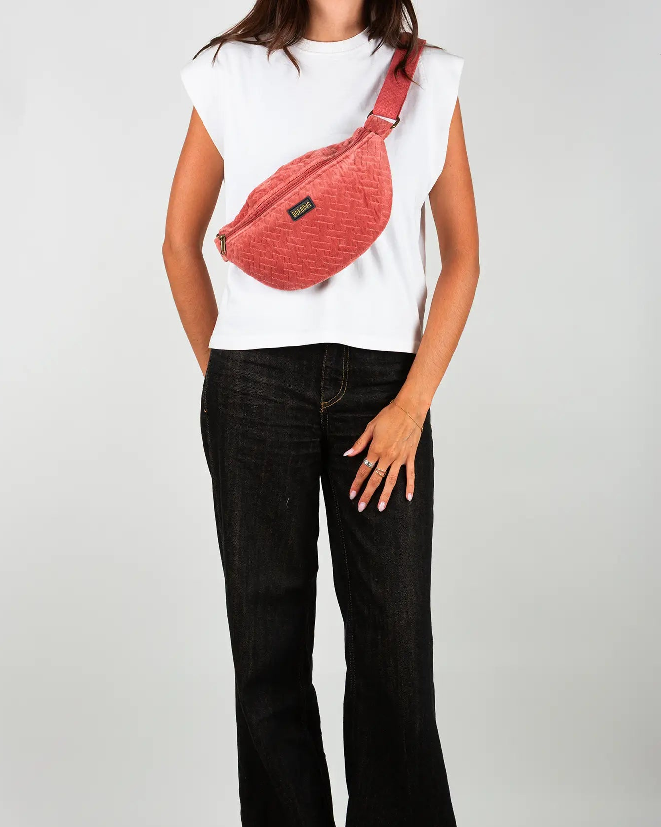 Sac banane velours côtelé Bokabas, rose framboise, porté