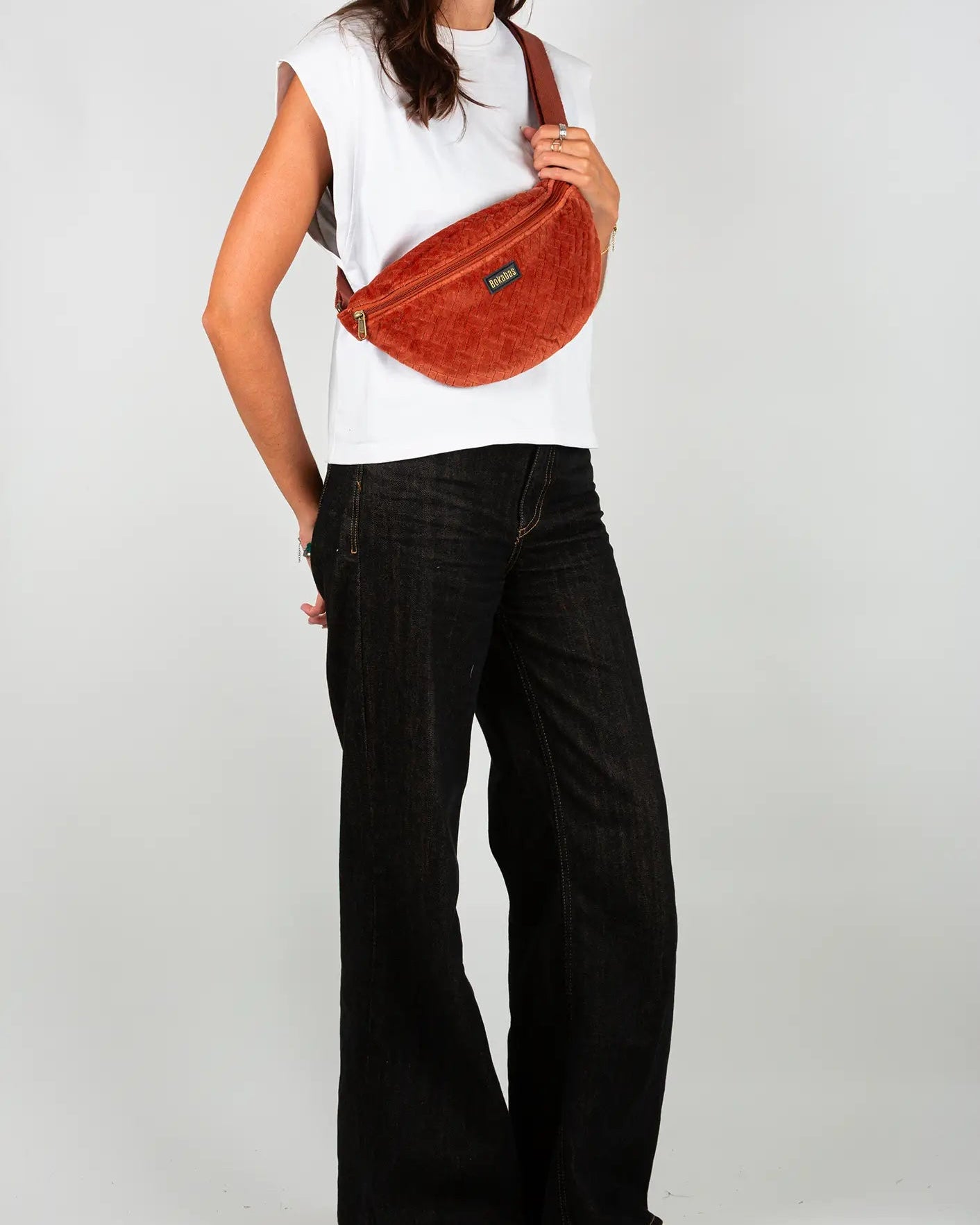Sac banane velours côtelé Bokabas, terracotta, porté