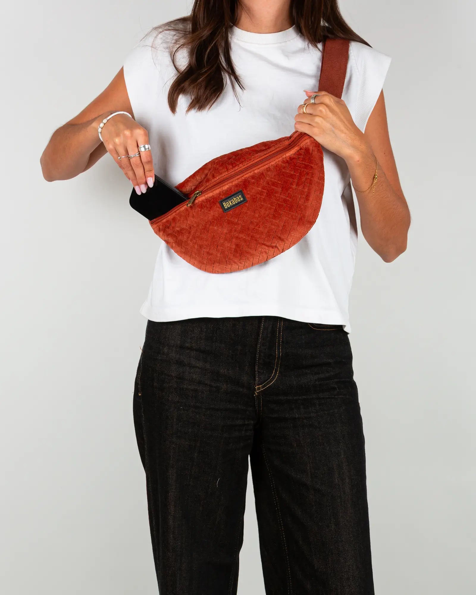 Sac banane velours côtelé Bokabas, terracotta, porté