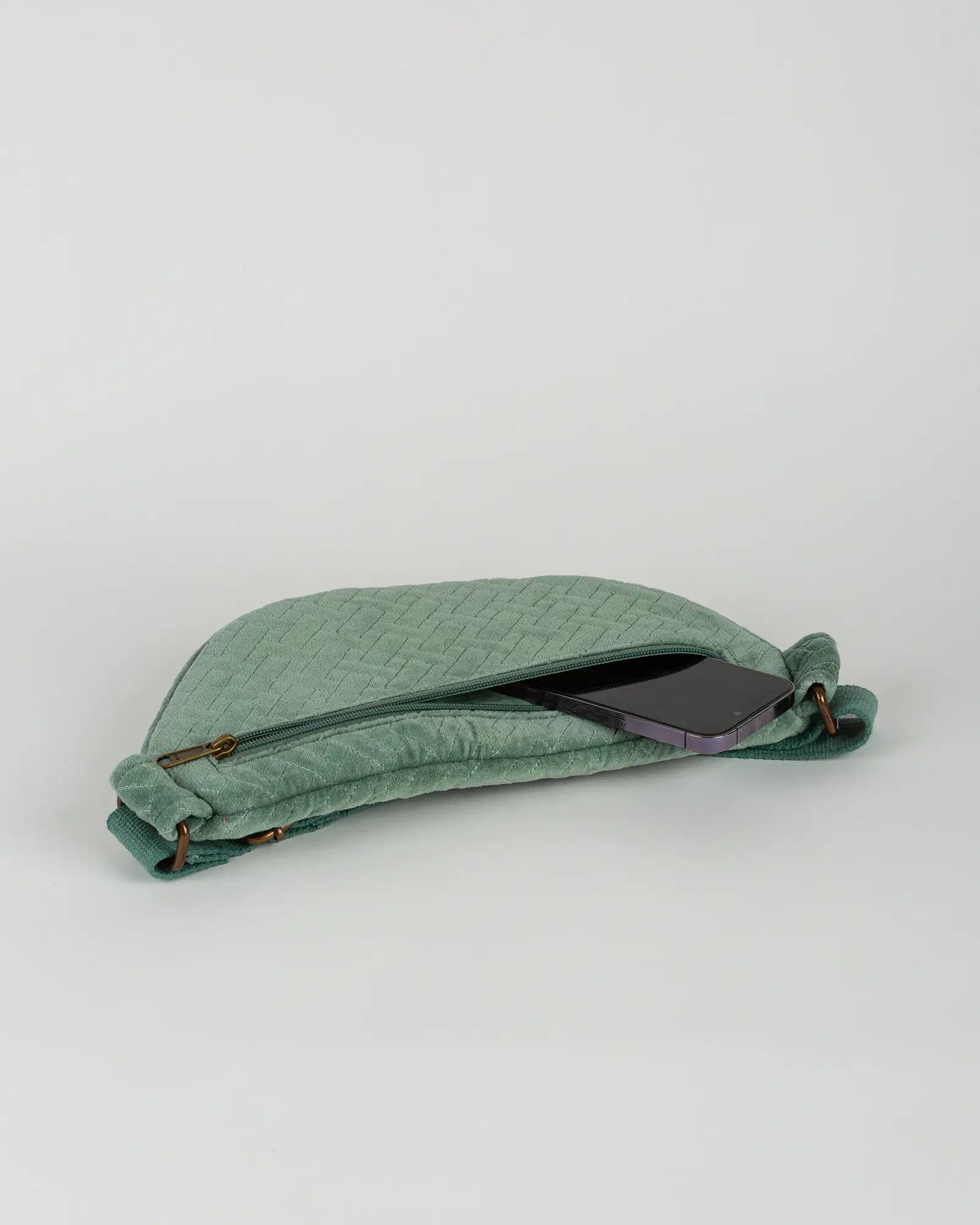 Sac banane velours côtelé Bokabas, vert sauge, vue de dessus