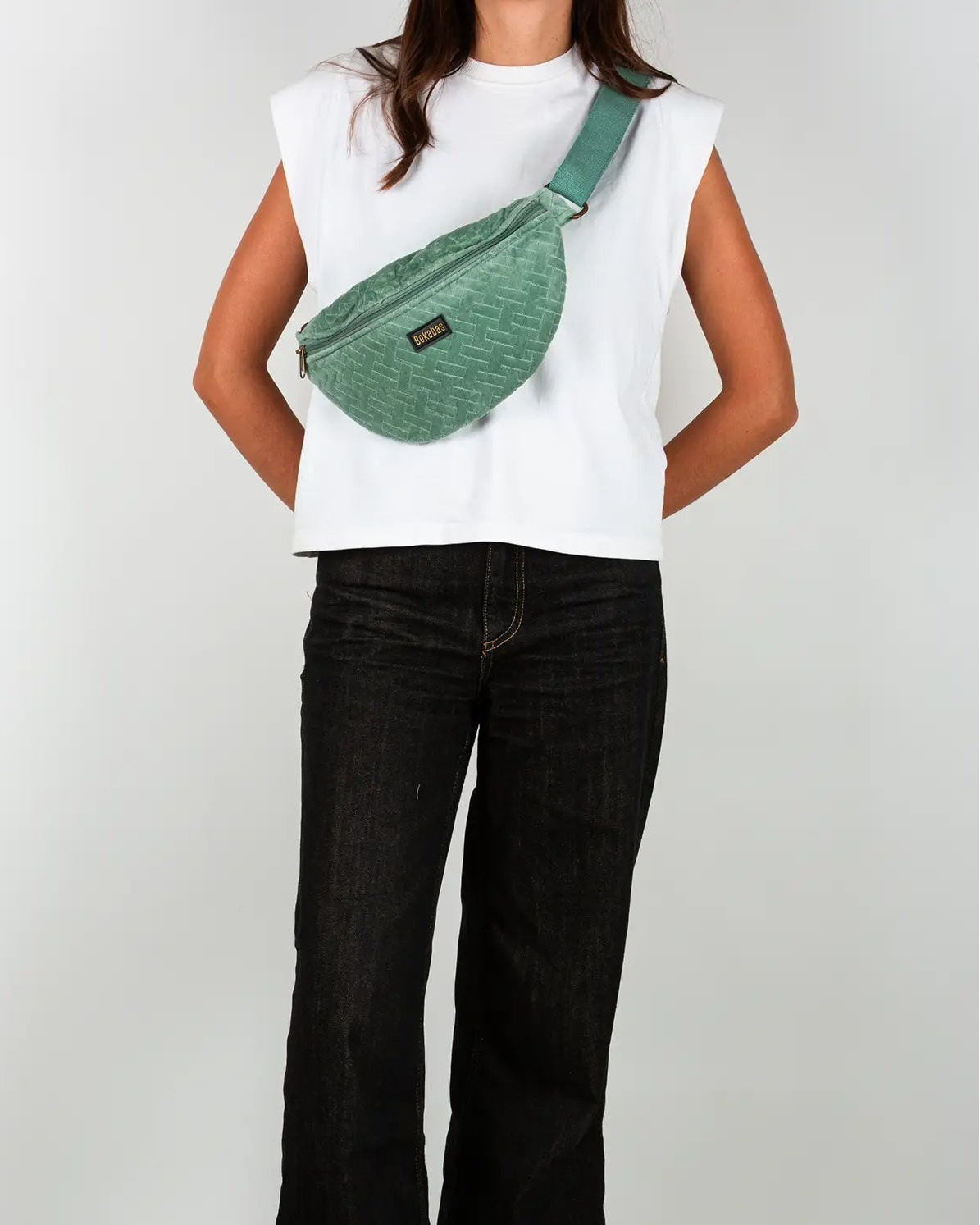 Sac banane velours côtelé Bokabas, vert sauge, porté