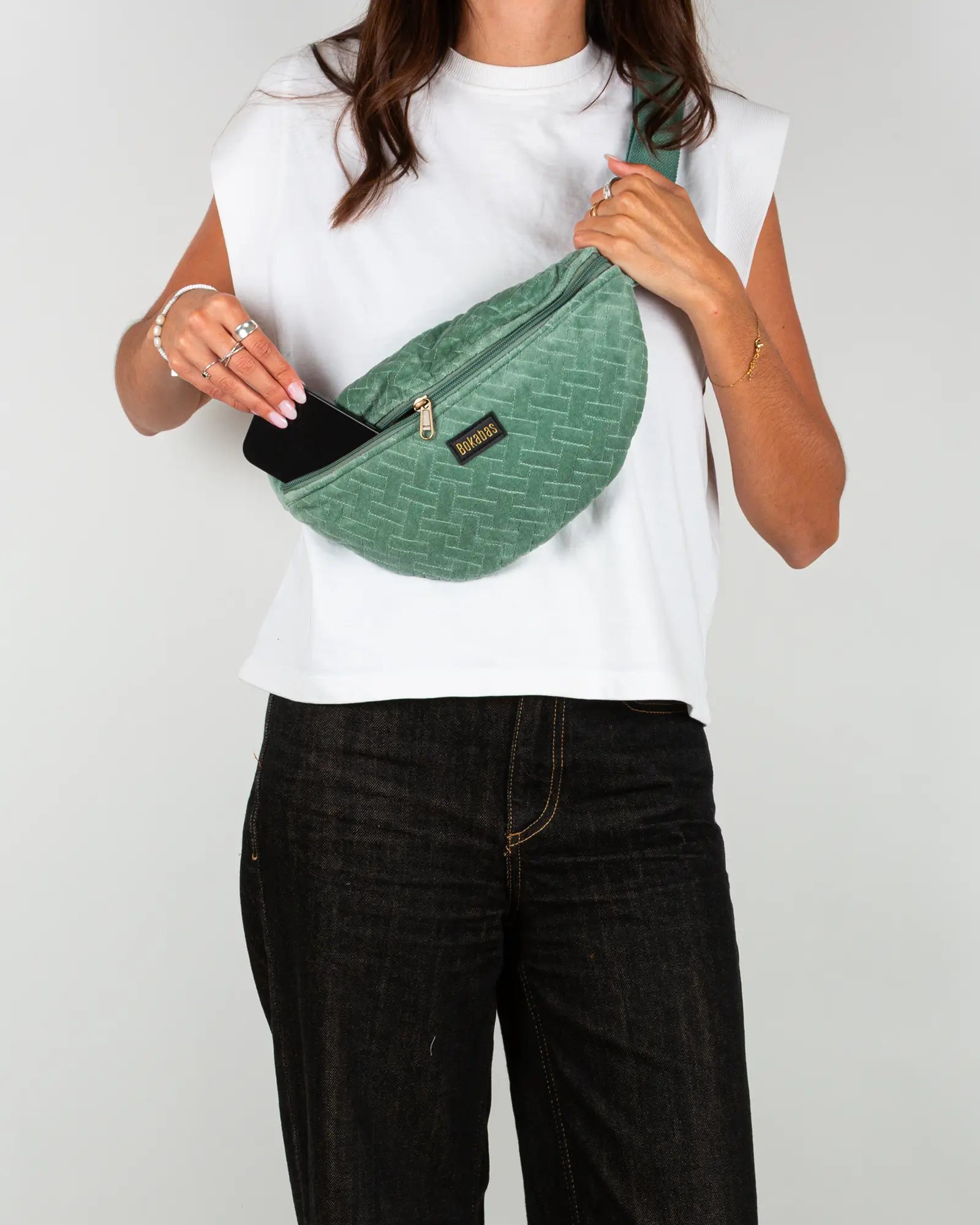 Sac banane velours côtelé Bokabas, vert sauge, porté
