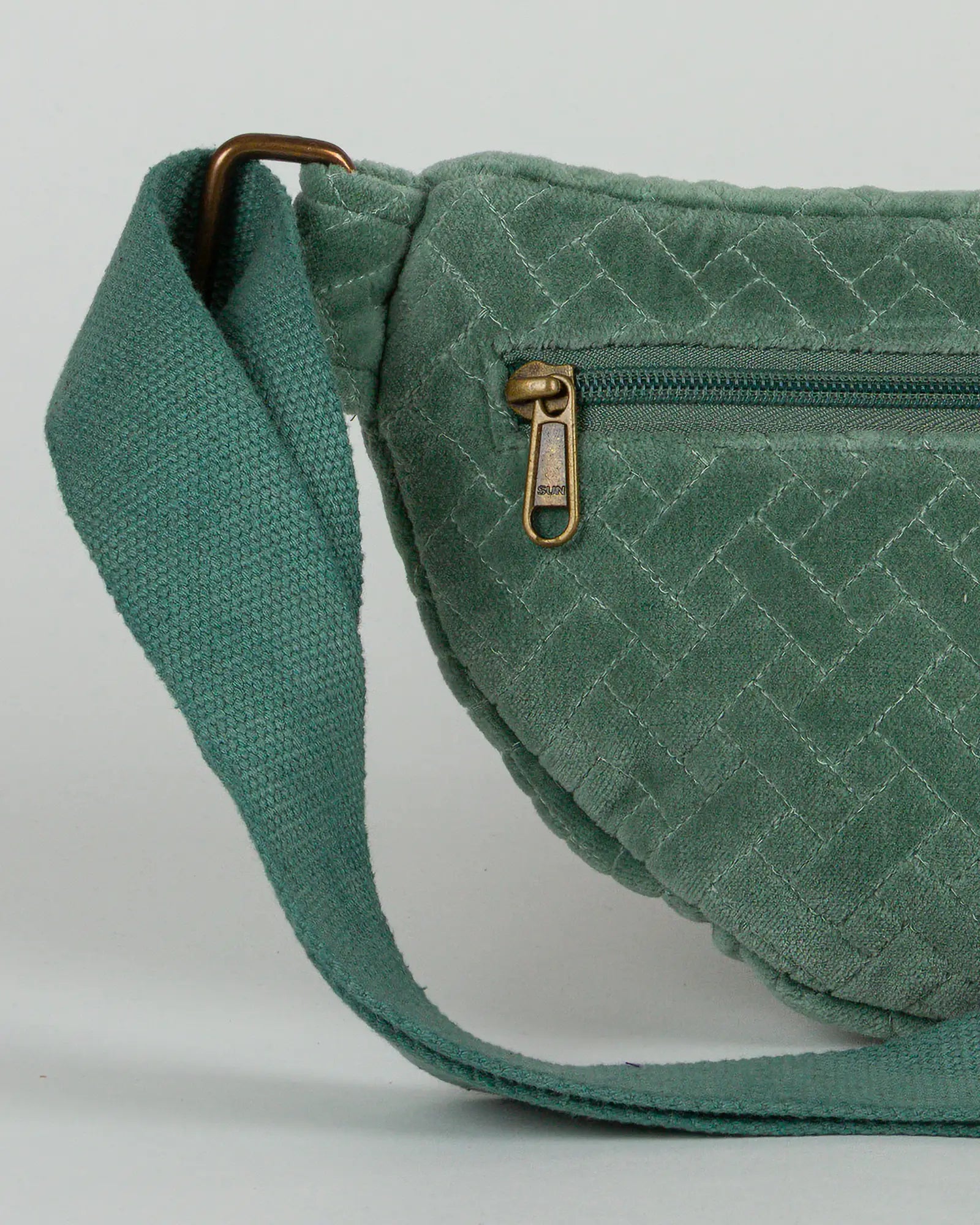Sac banane velours côtelé Bokabas, vert sauge, zoom sur la matière
