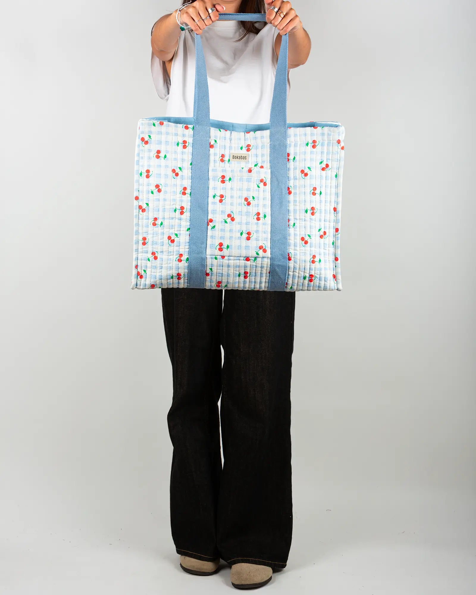 Sac cabas en tissu matelassé Bokabas, imprimé Cerise vichy bleu, porté