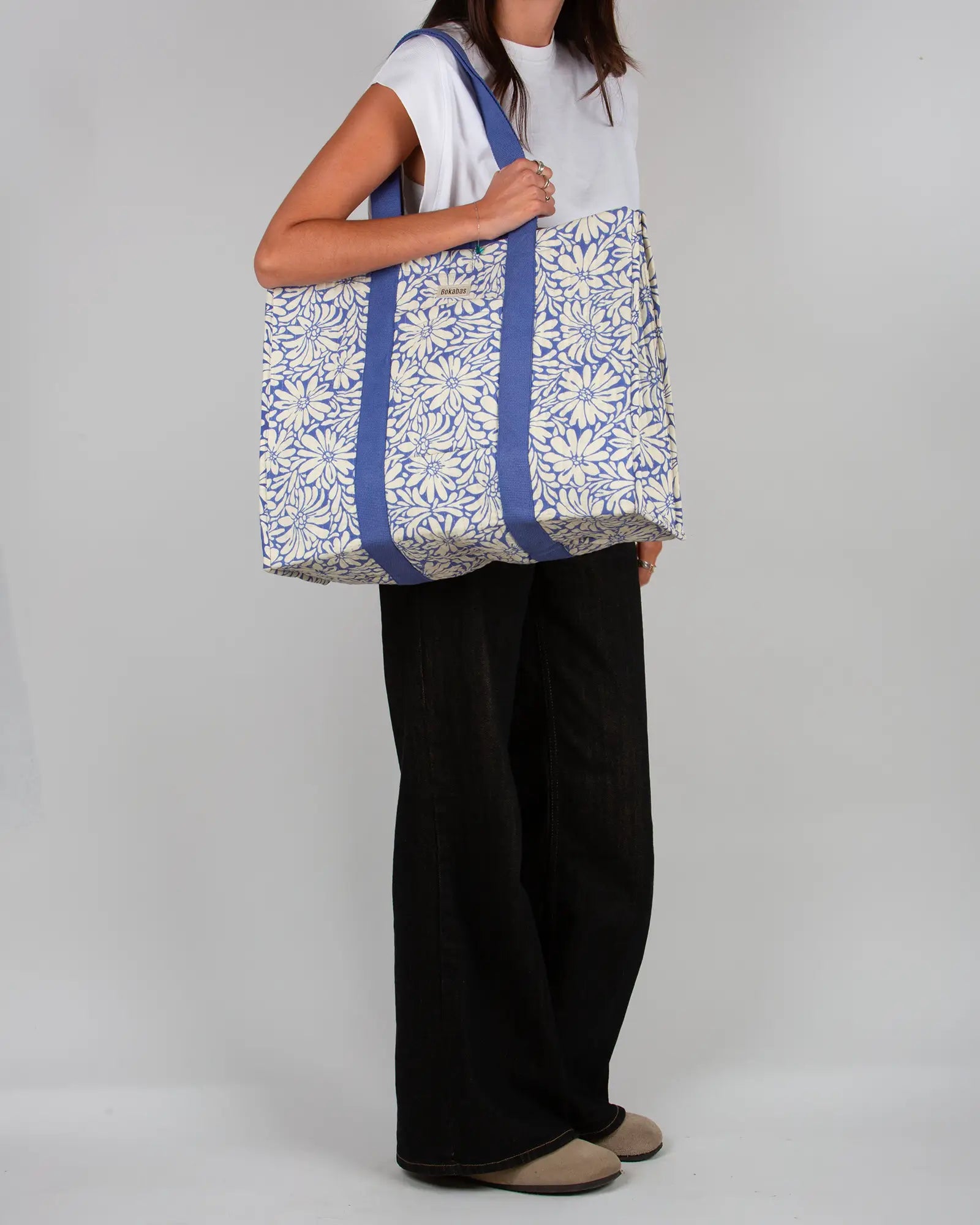 Sac cabas en tissu matelassé Bokabas, imprimé Daisy fleuri bleu et beige, porté