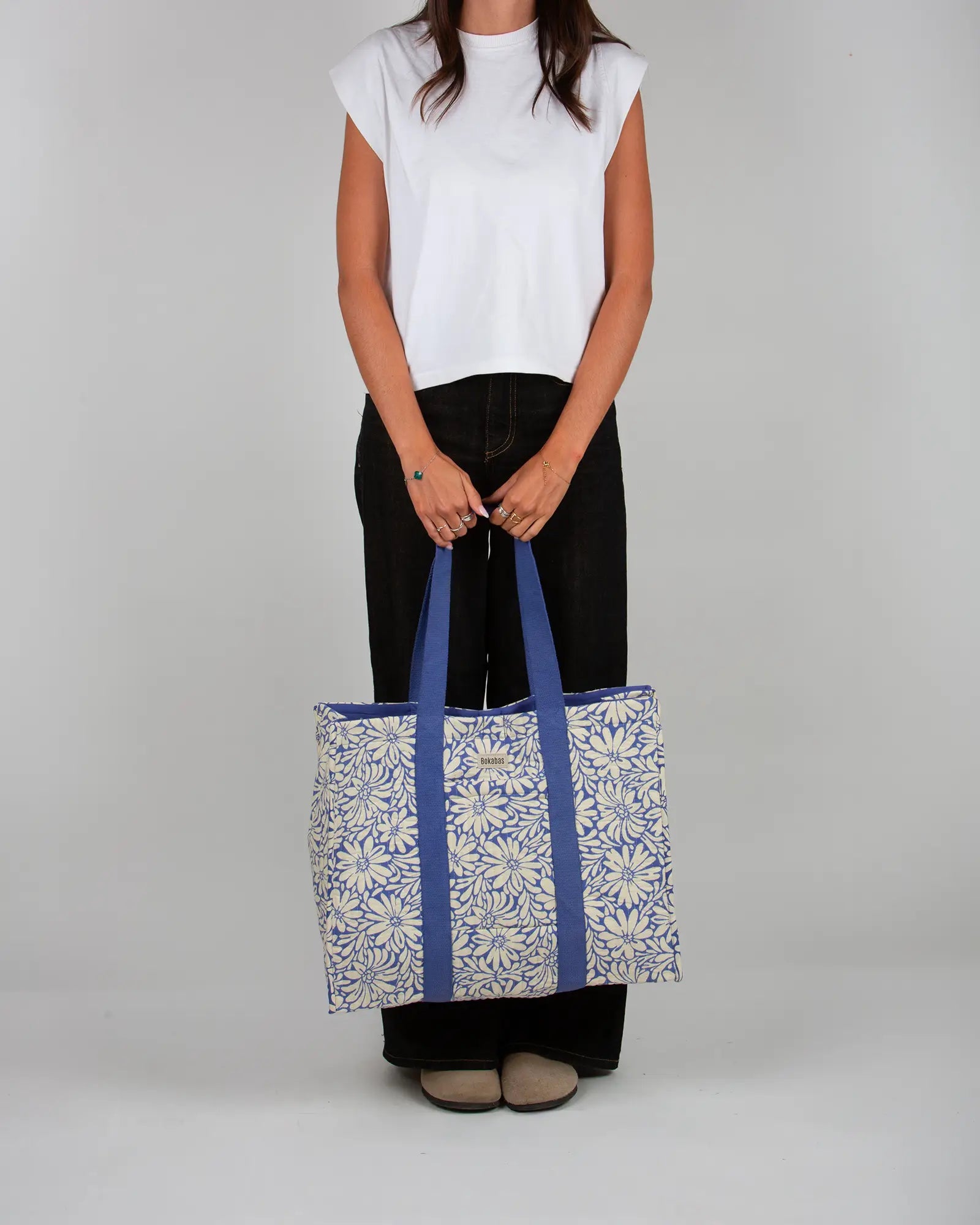 Sac cabas en tissu matelassé Bokabas, imprimé Daisy fleuri bleu et beige, porté