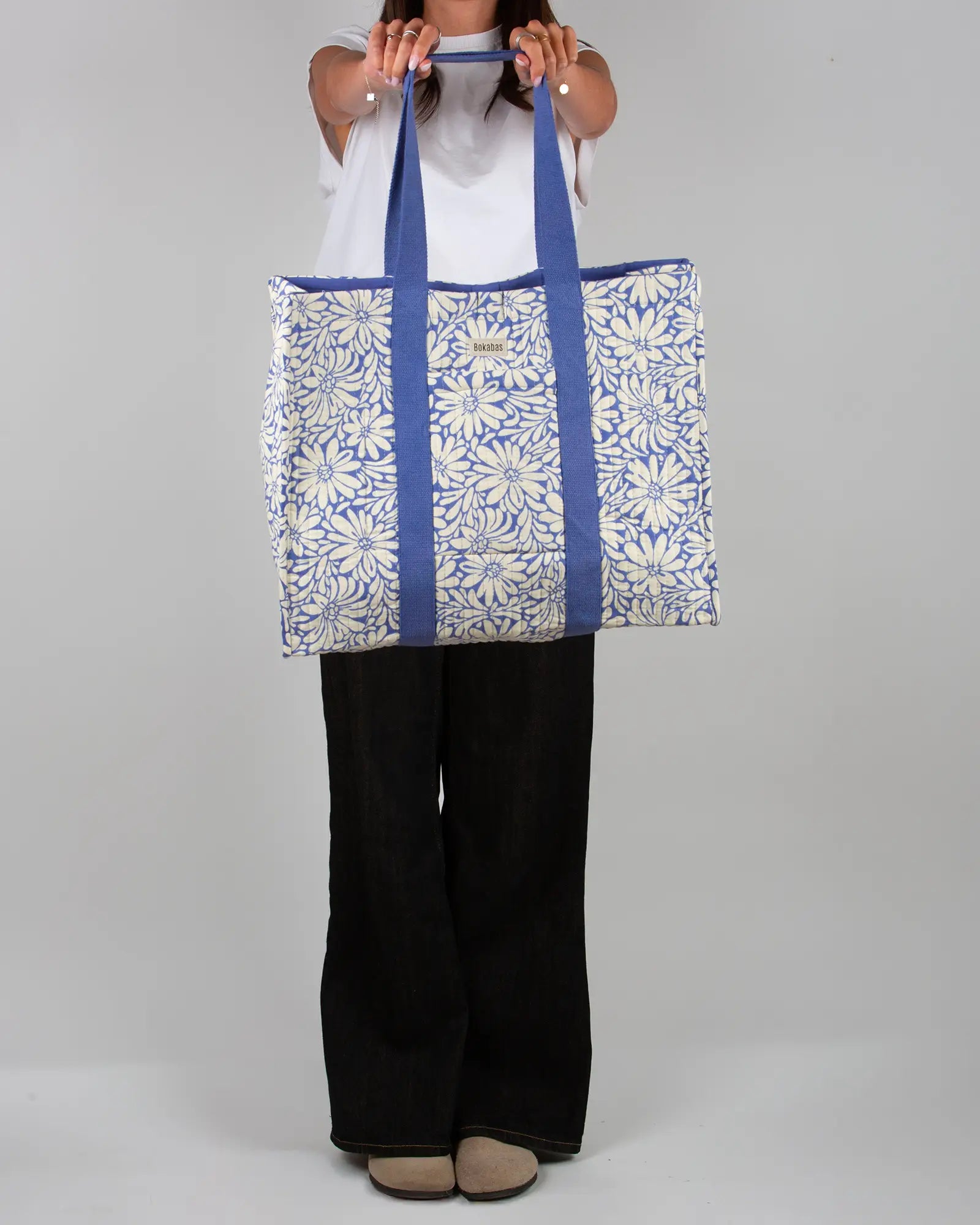 Sac cabas en tissu matelassé Bokabas, imprimé Daisy fleuri bleu et beige, porté