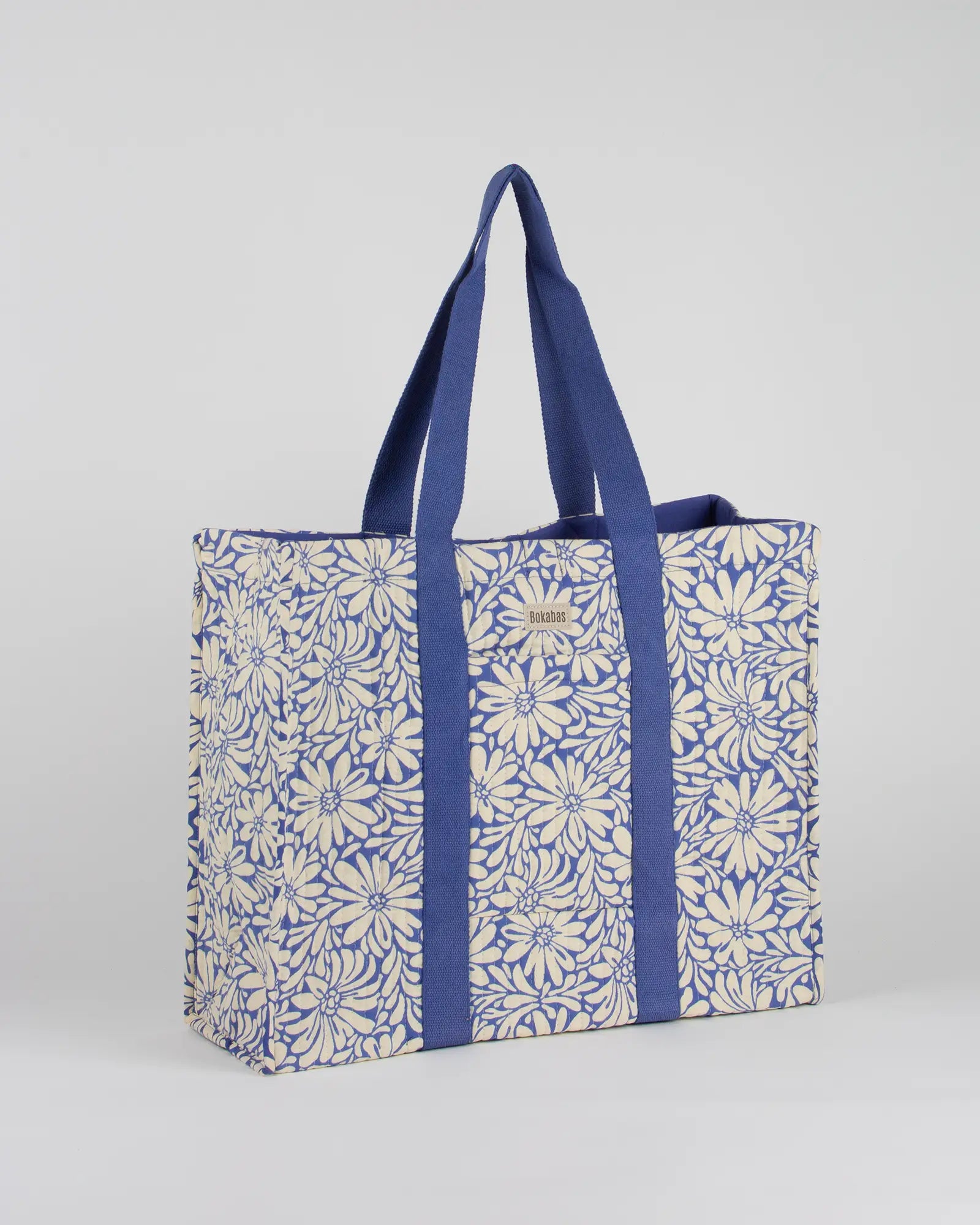 Sac cabas en tissu matelassé Bokabas, imprimé Daisy fleuri bleu et beige, vue de trois-quarts