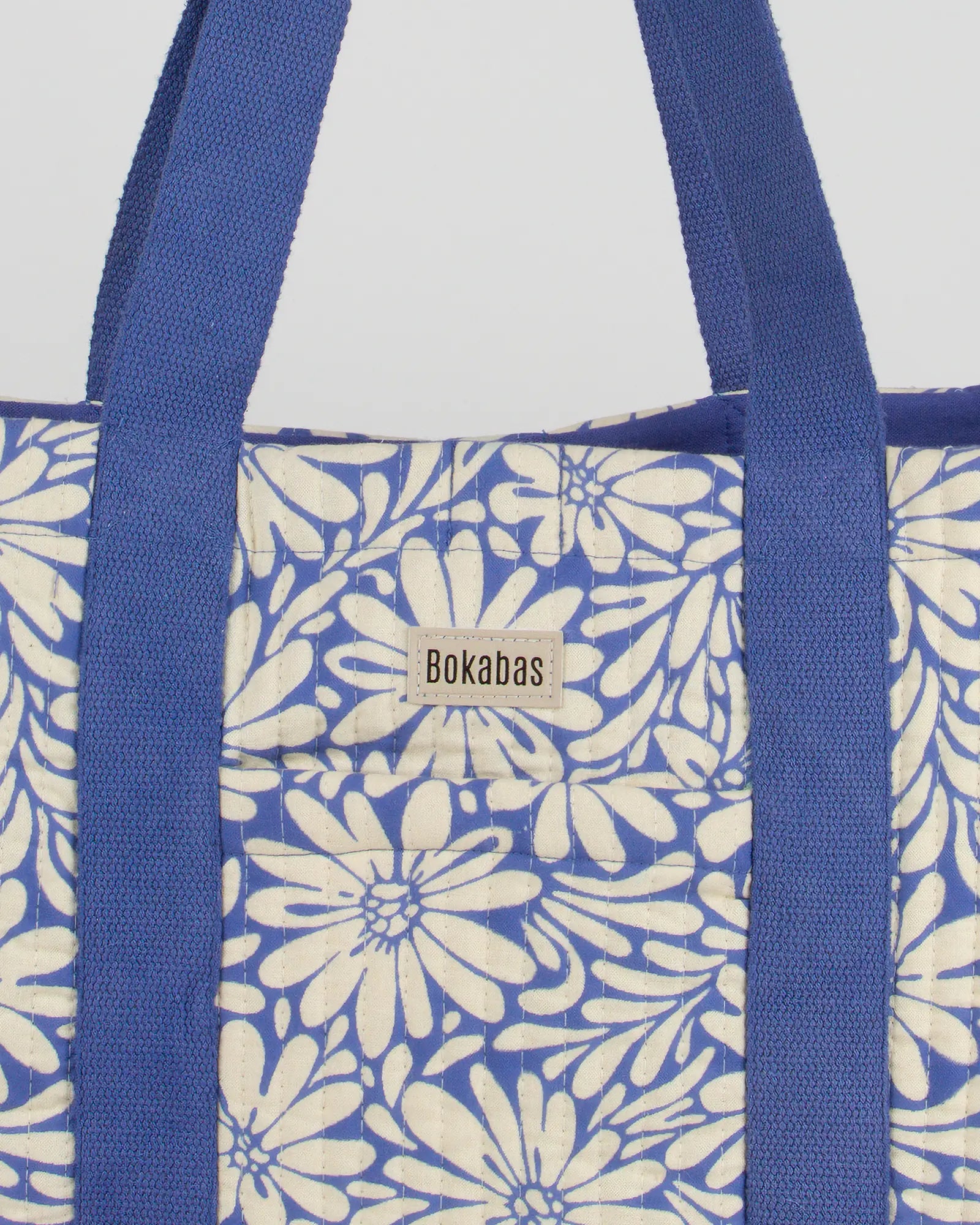 Sac cabas en tissu matelassé Bokabas, imprimé Daisy fleuri bleu et beige, zoom sur la matière