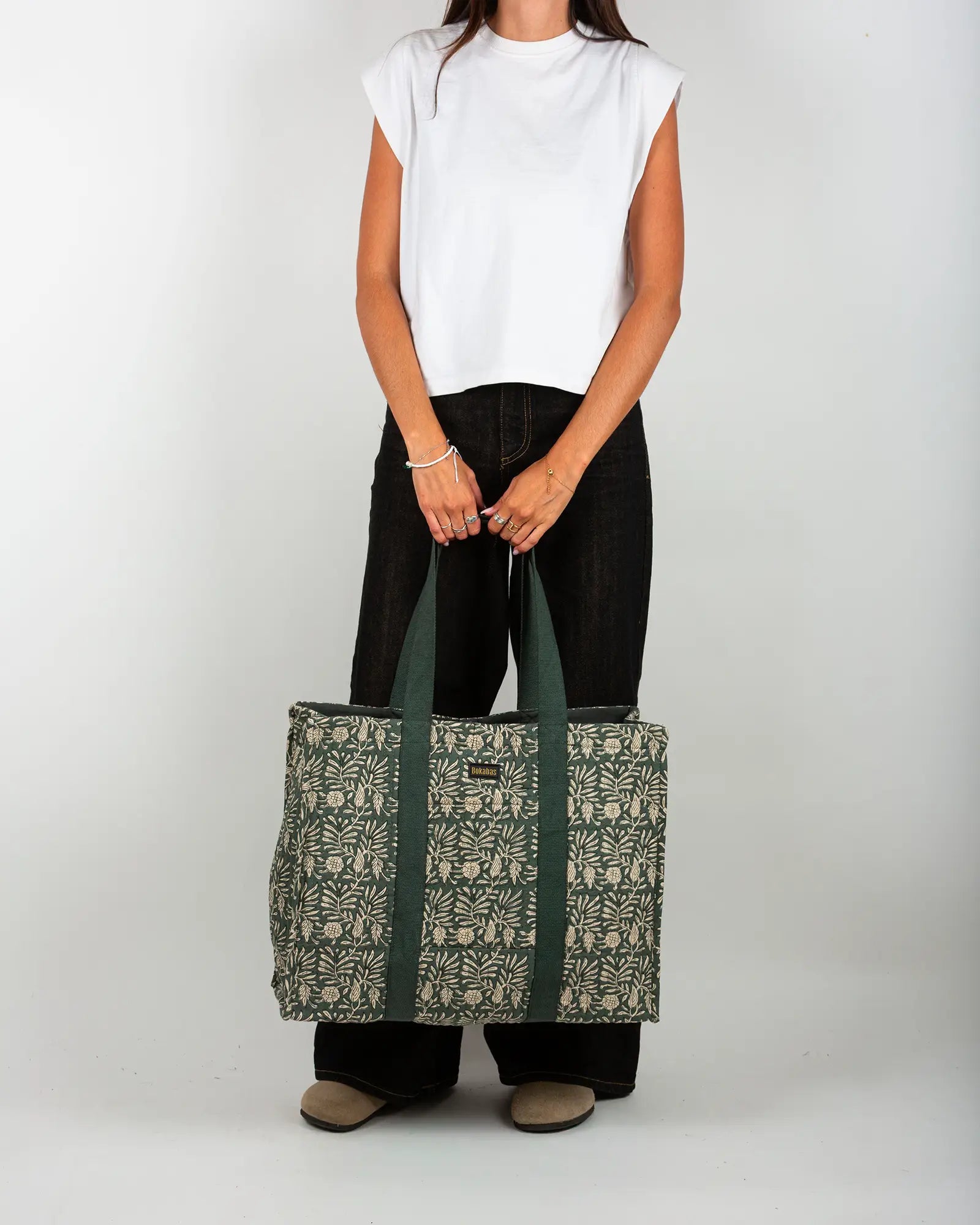 Sac cabas en tissu matelassé Bokabas, imprimé Dema vert kaki, porté
