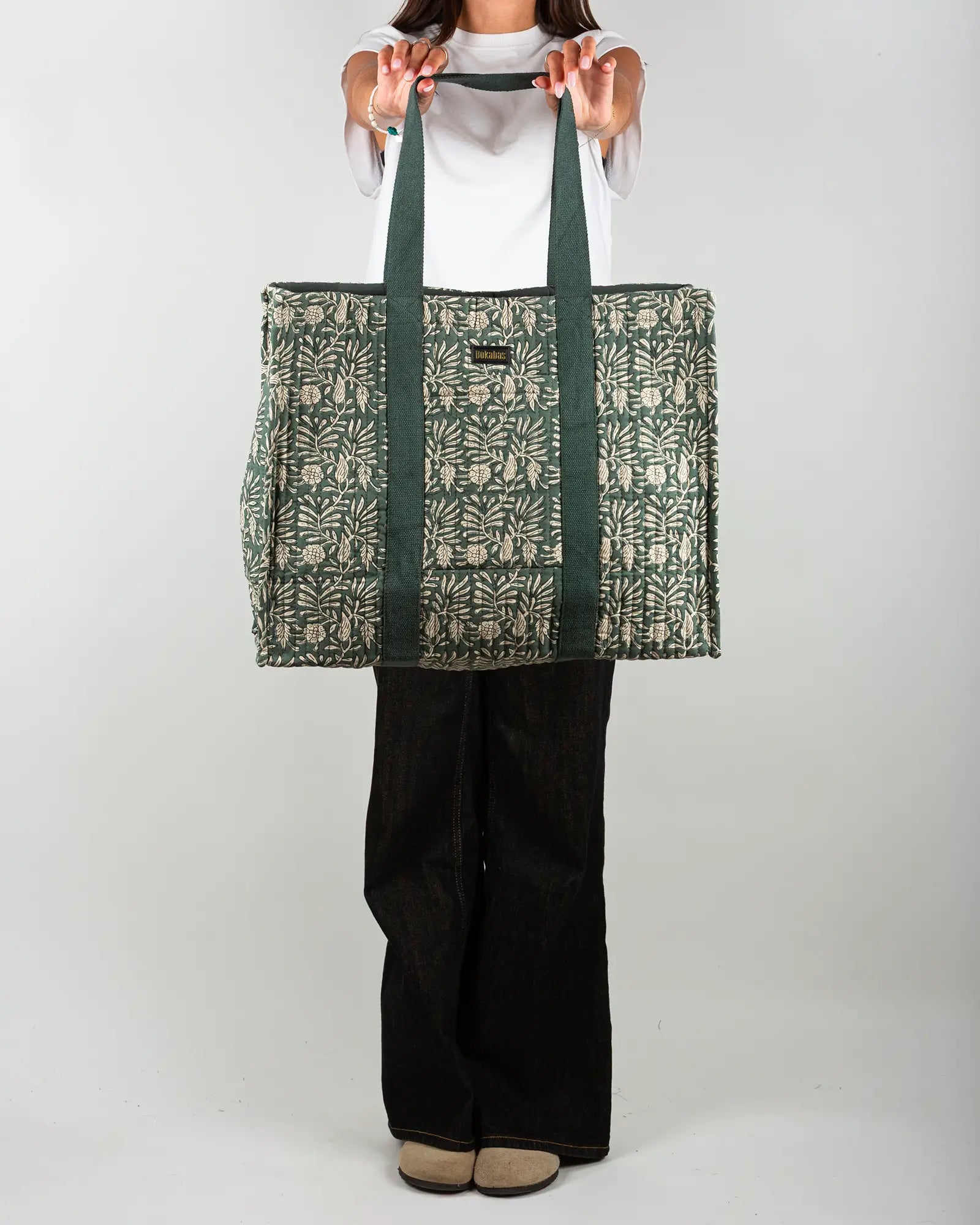Sac cabas en tissu matelassé Bokabas, imprimé Dema vert kaki, porté