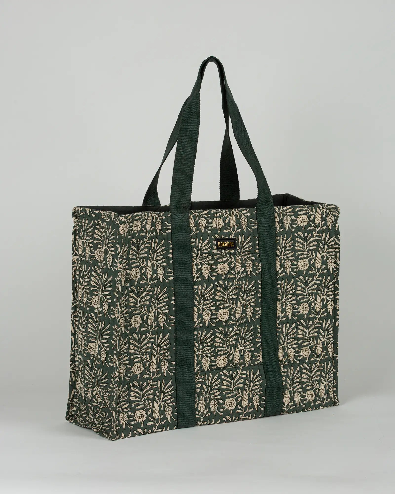 Sac cabas en tissu matelassé Bokabas, imprimé Dema vert kaki, vue de trois-quarts