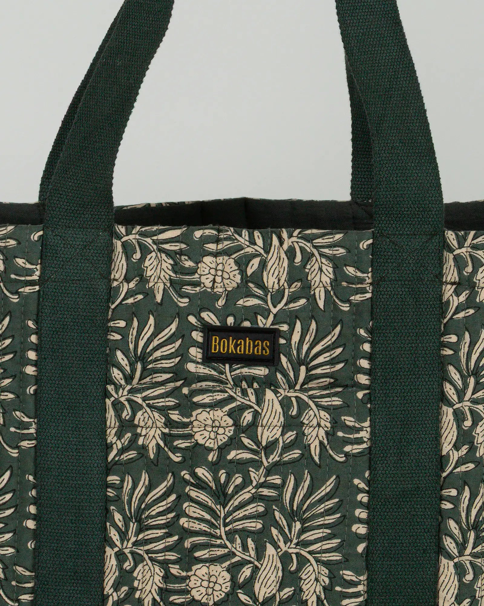 Sac cabas en tissu matelassé Bokabas, imprimé Dema vert kaki, zoom sur la matière