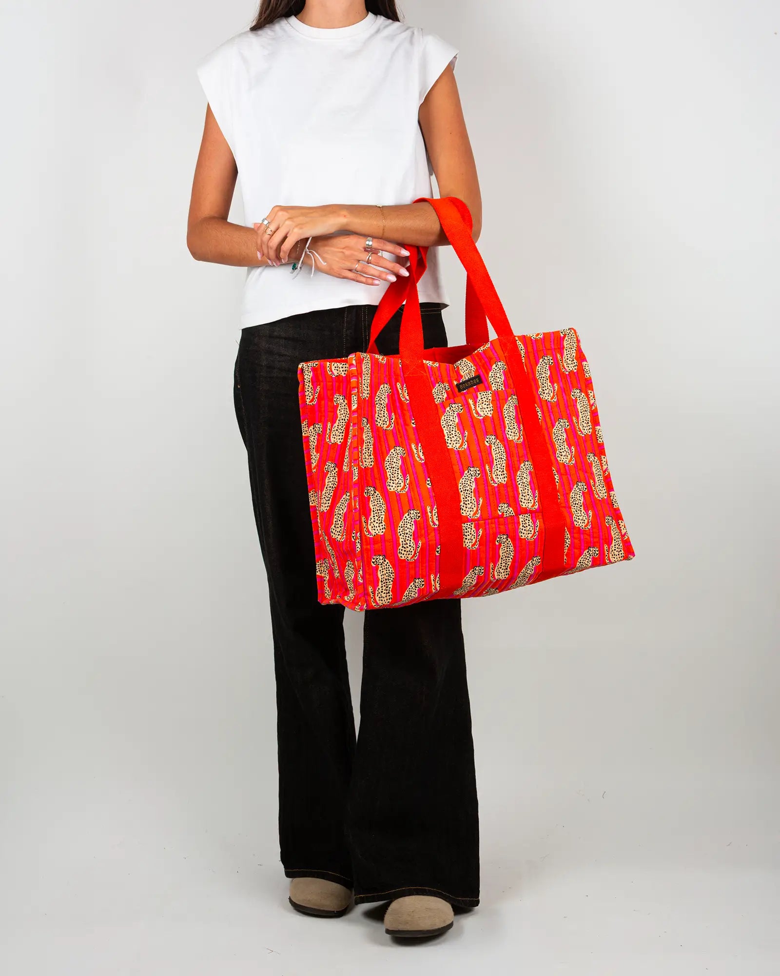 Sac cabas en tissu matelassé Bokabas, imprimé Guépard rayé orange et rose, porté