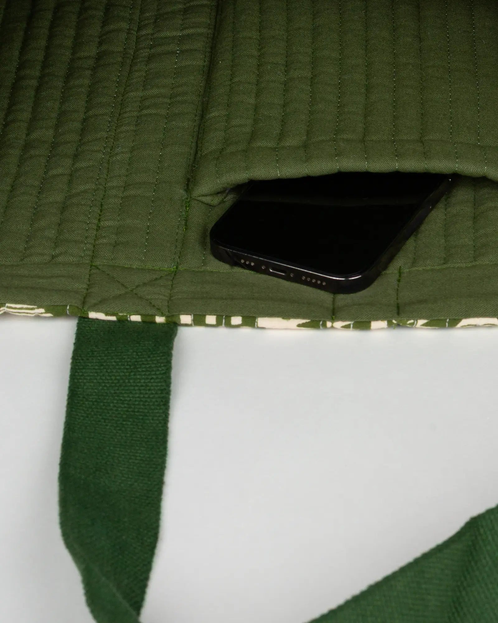 Sac cabas réversible en tissu matelassé Bokabas, imprimé Art vert kaki et beige, vue de l'intérieur