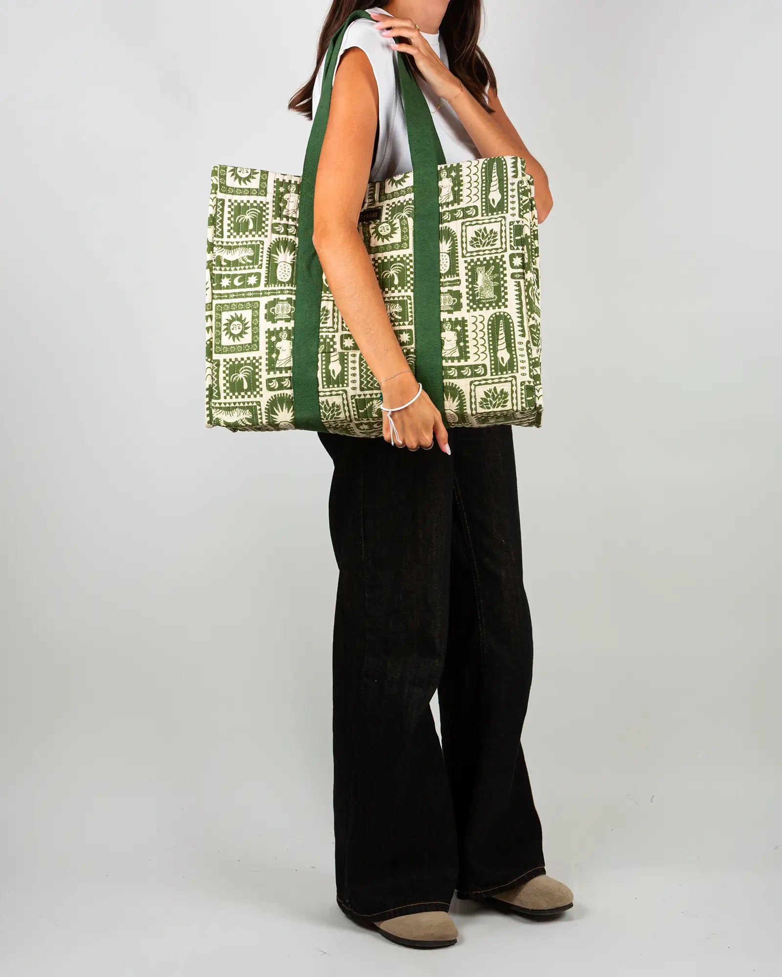Sac cabas en tissu matelassé Bokabas, imprimé Art vert kaki et beige, porté