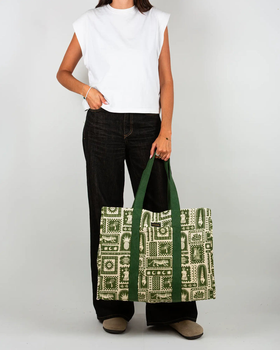 Sac cabas en tissu matelassé Bokabas, imprimé Art vert kaki et beige, porté