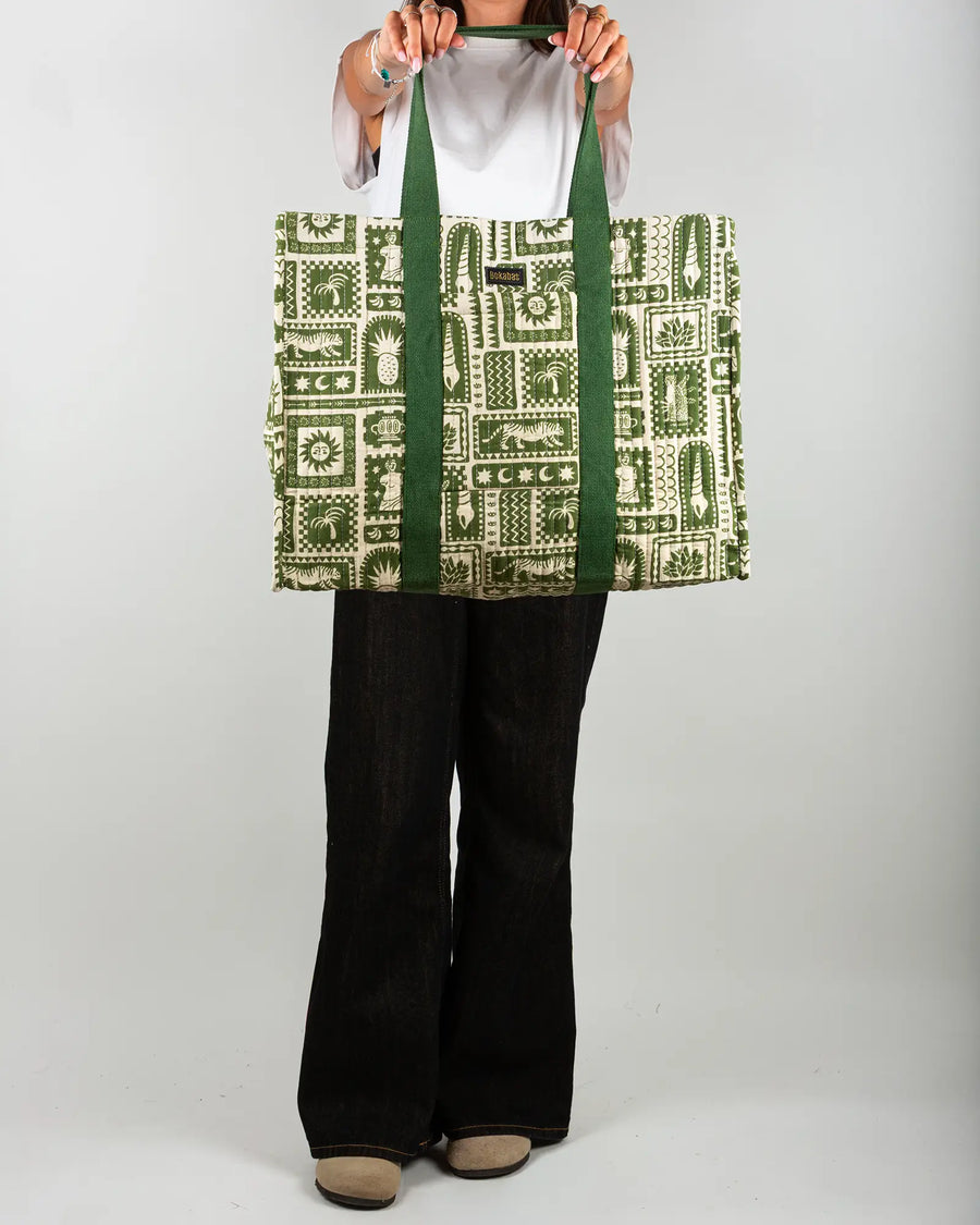 Sac cabas en tissu matelassé Bokabas, imprimé Art vert kaki et beige, porté