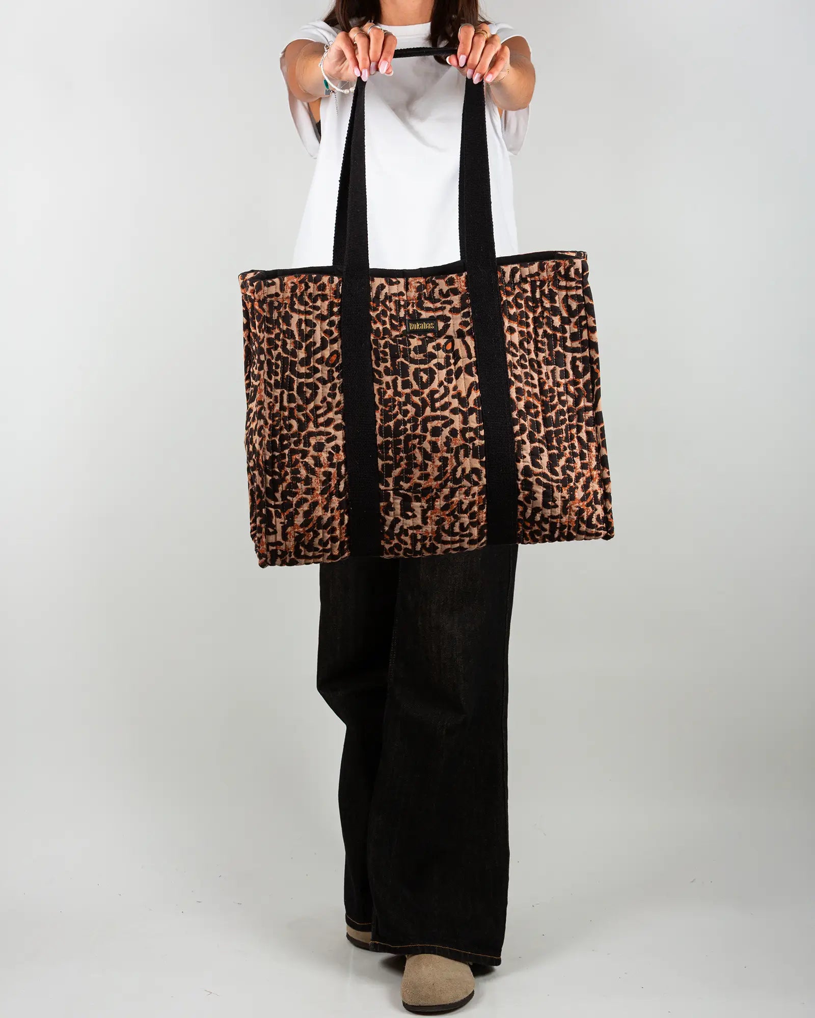 Sac cabas en tissu matelassé Bokabas, imprimé léopard noir et marron, porté
