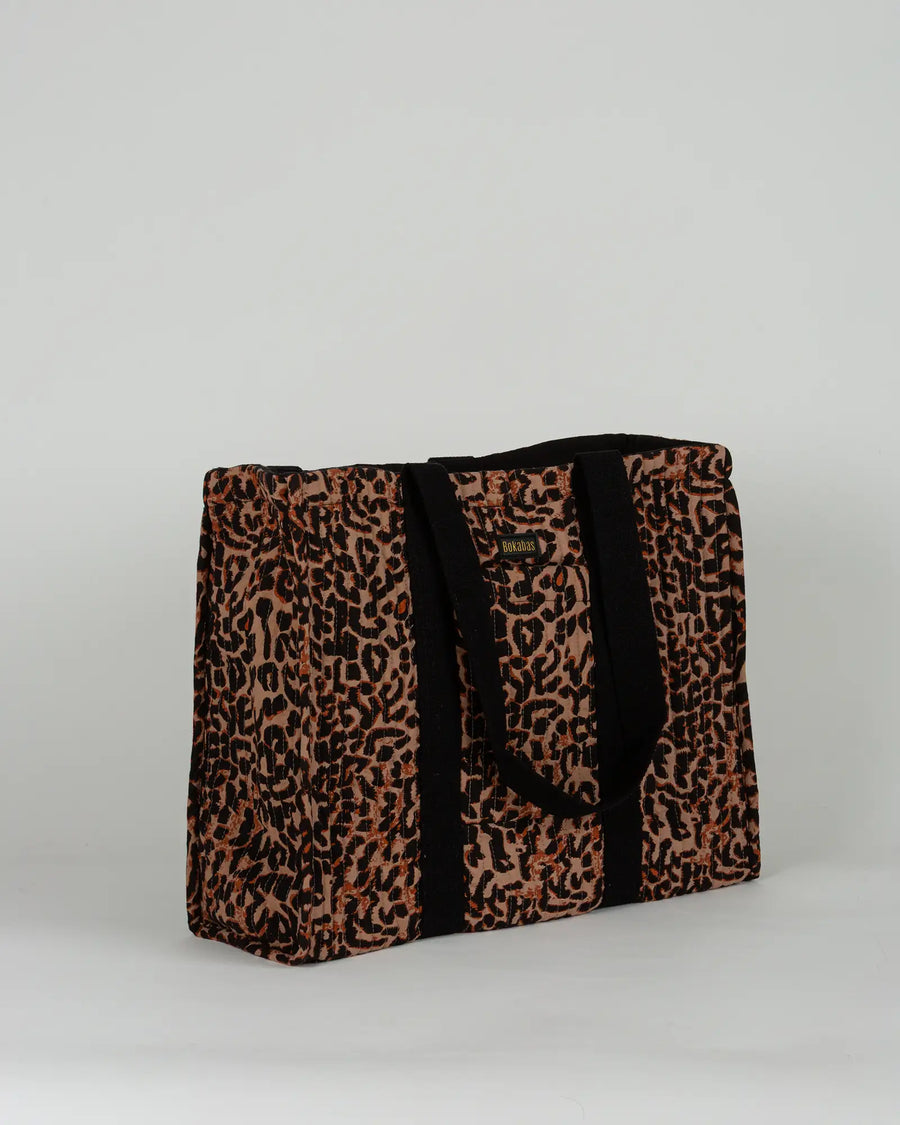 Sac cabas en tissu matelassé Bokabas, imprimé léopard noir et marron, vue de trois-quarts
