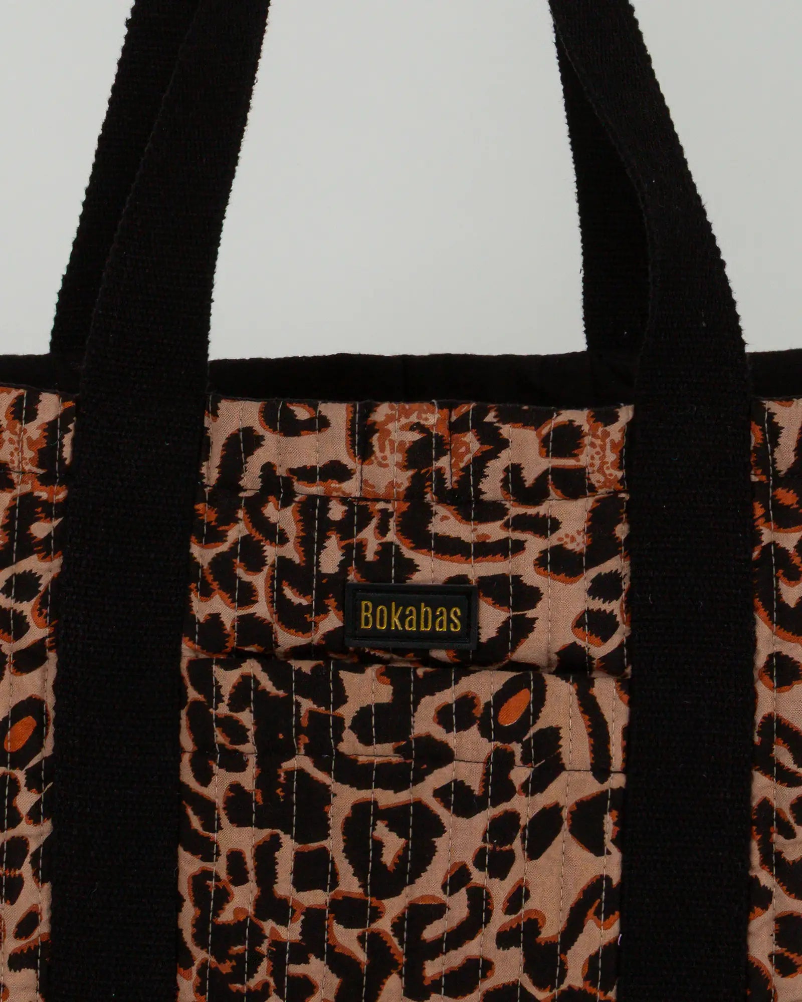 Sac cabas en tissu matelassé Bokabas, imprimé léopard noir et marron, zoom sur la matière