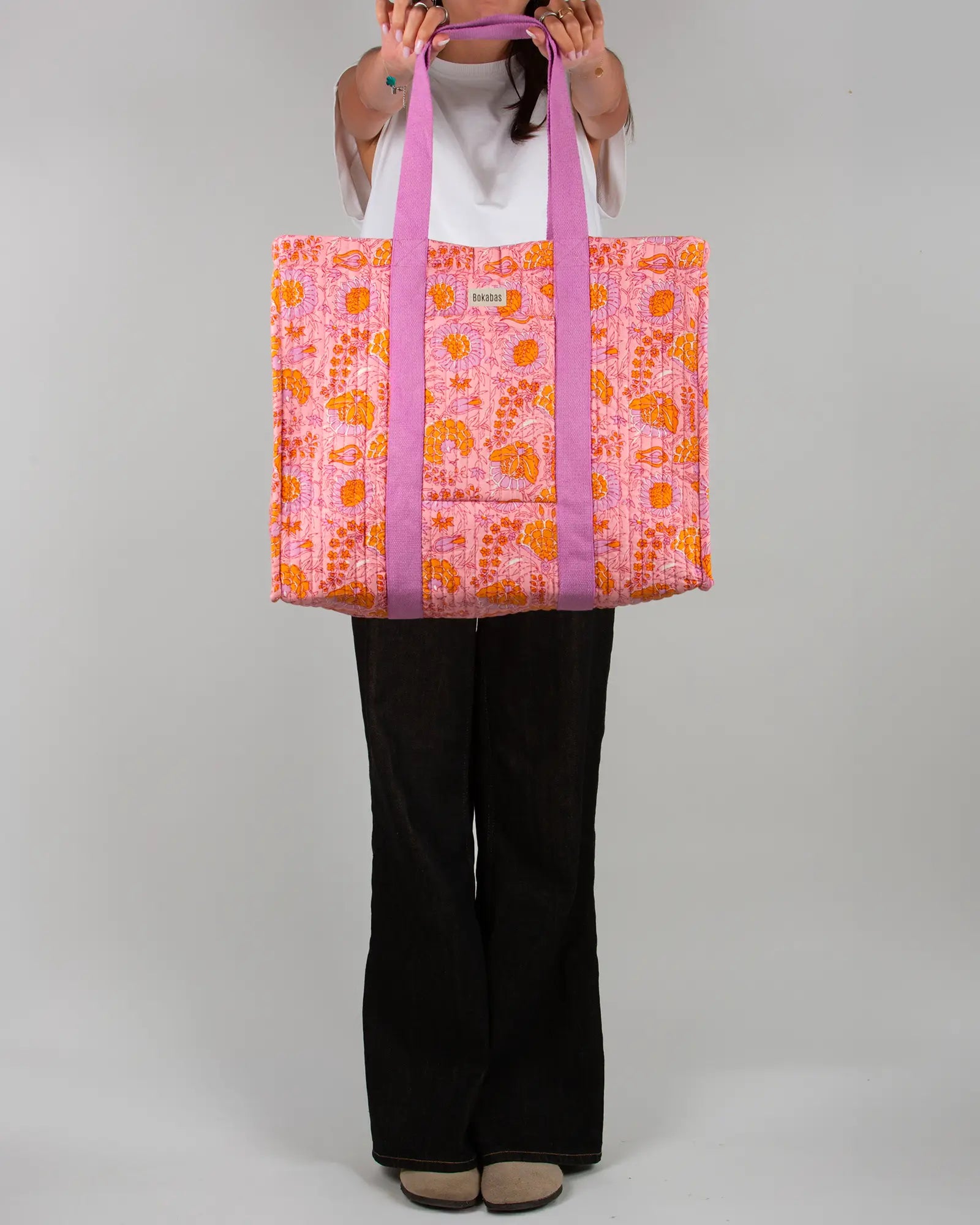 Sac cabas en tissu matelassé Bokabas, imprimé Marie rose fleuri, porté