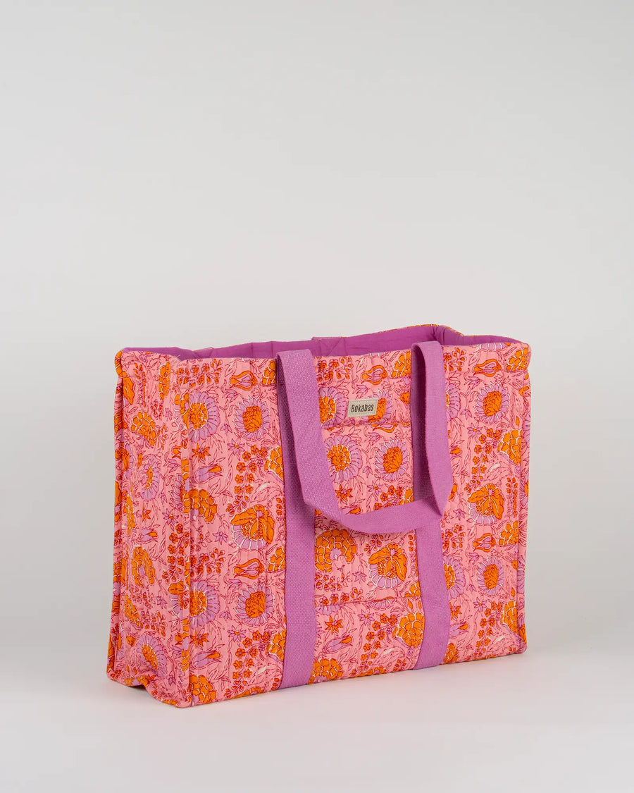 Sac cabas en tissu matelassé Bokabas, imprimé Marie rose fleuri, vue de trois-quarts
